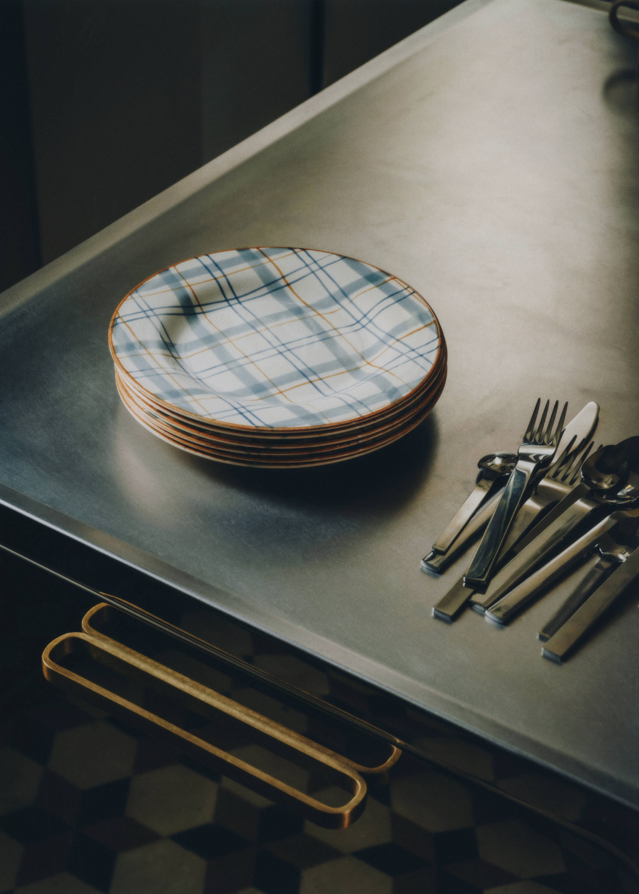 Håndmalt desserttallerken i steintøy - Artikkeldetalj 6