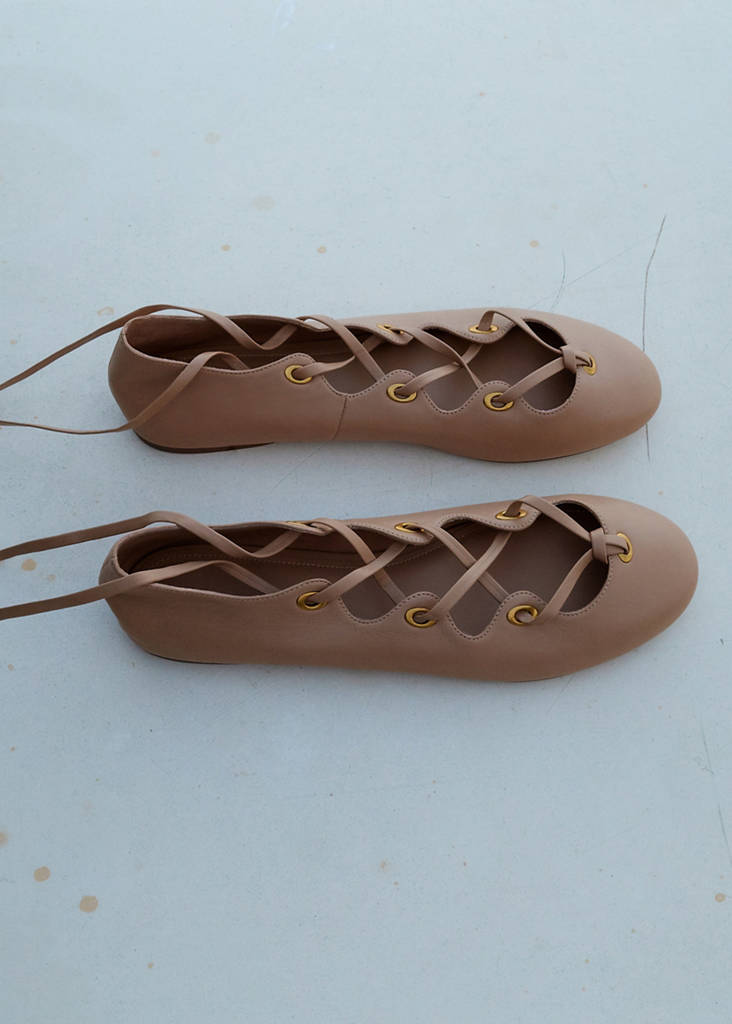 Leather ballet flats with crossed straps — Nude