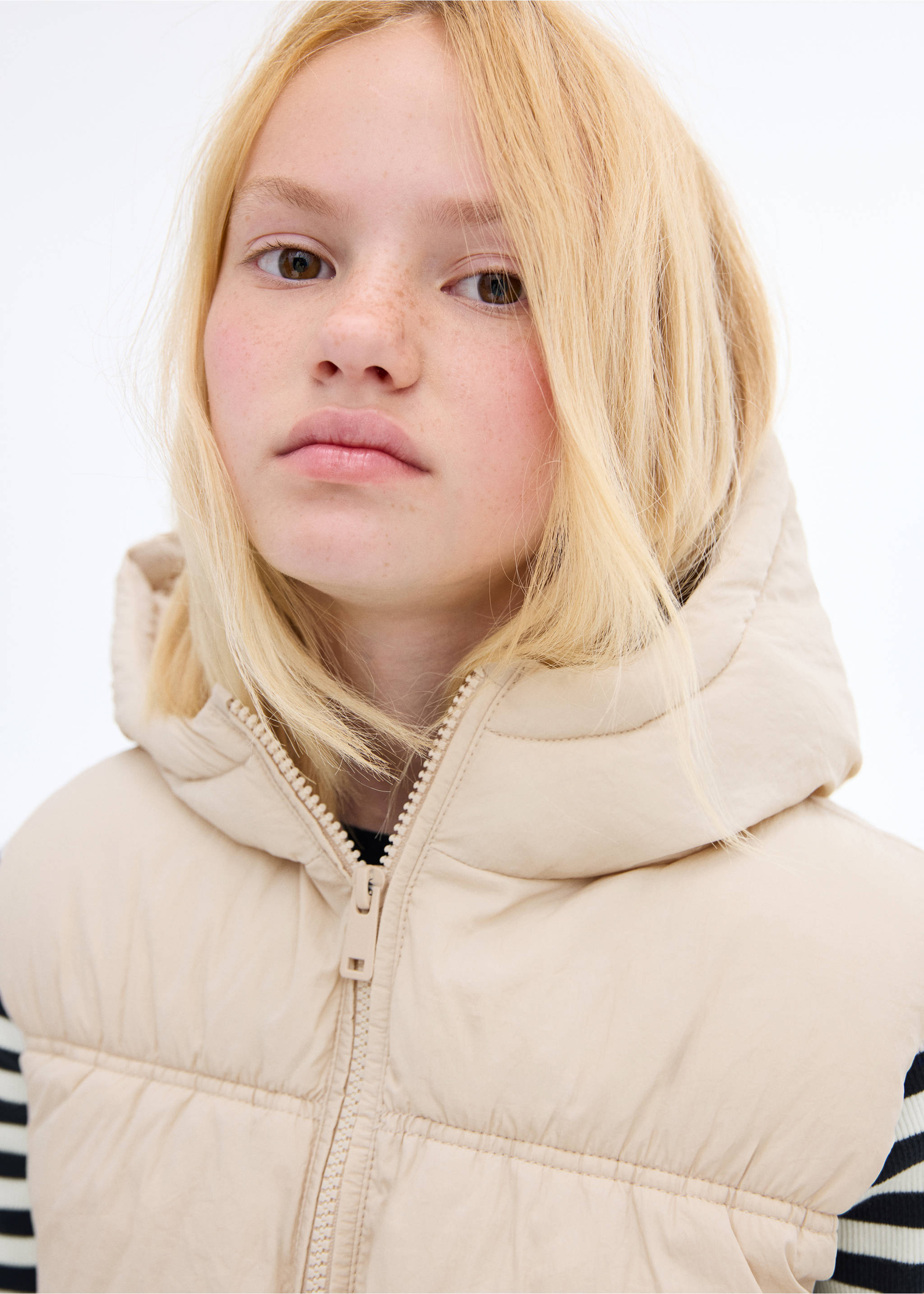 Quilted gilet with hood - Details of the article 1, Ecru. Ref: 17032896-00.