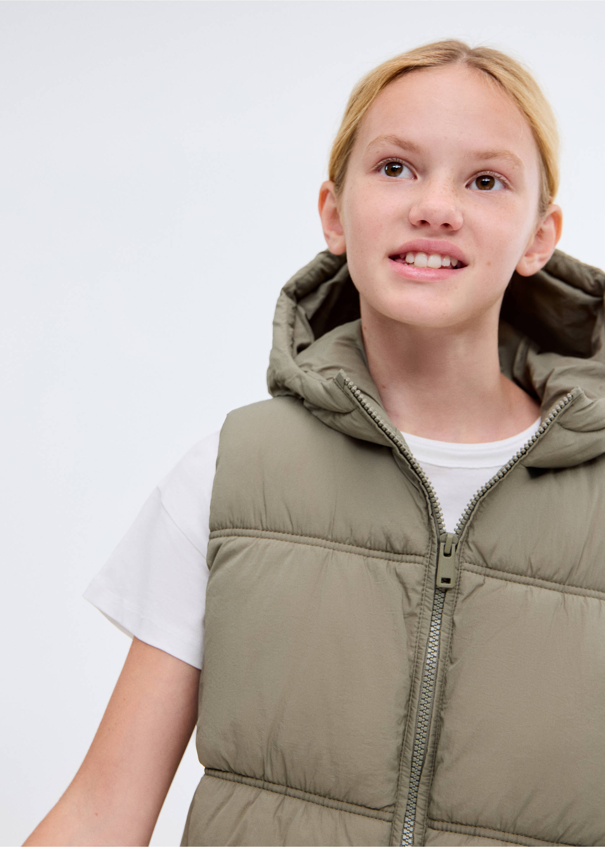 Quilted gilet with hood - Details of the article 1, Khaki. Ref: 17032896-00.