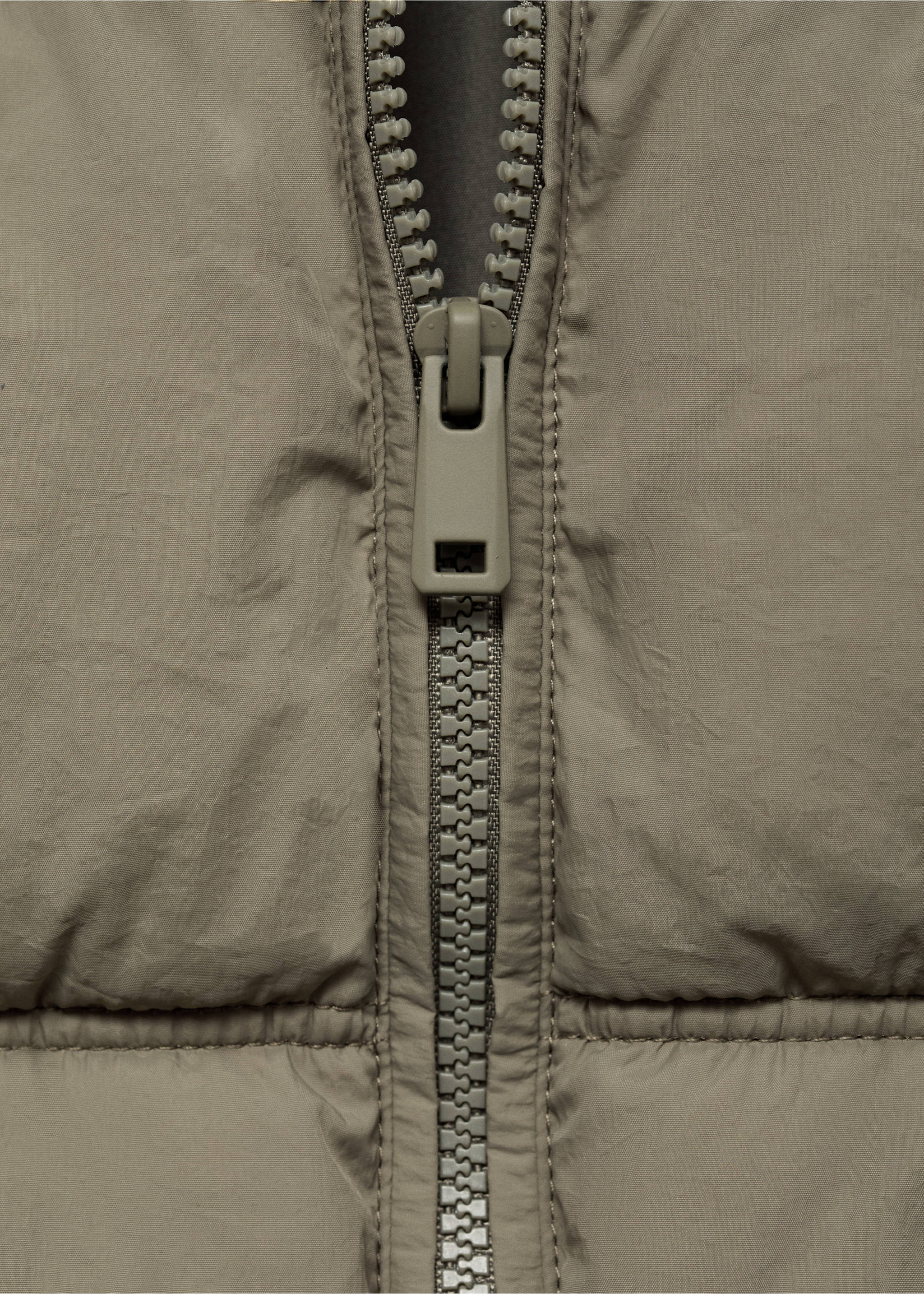 Quilted gilet with hood - Details of the article 8, Khaki. Ref: 17032896-00.