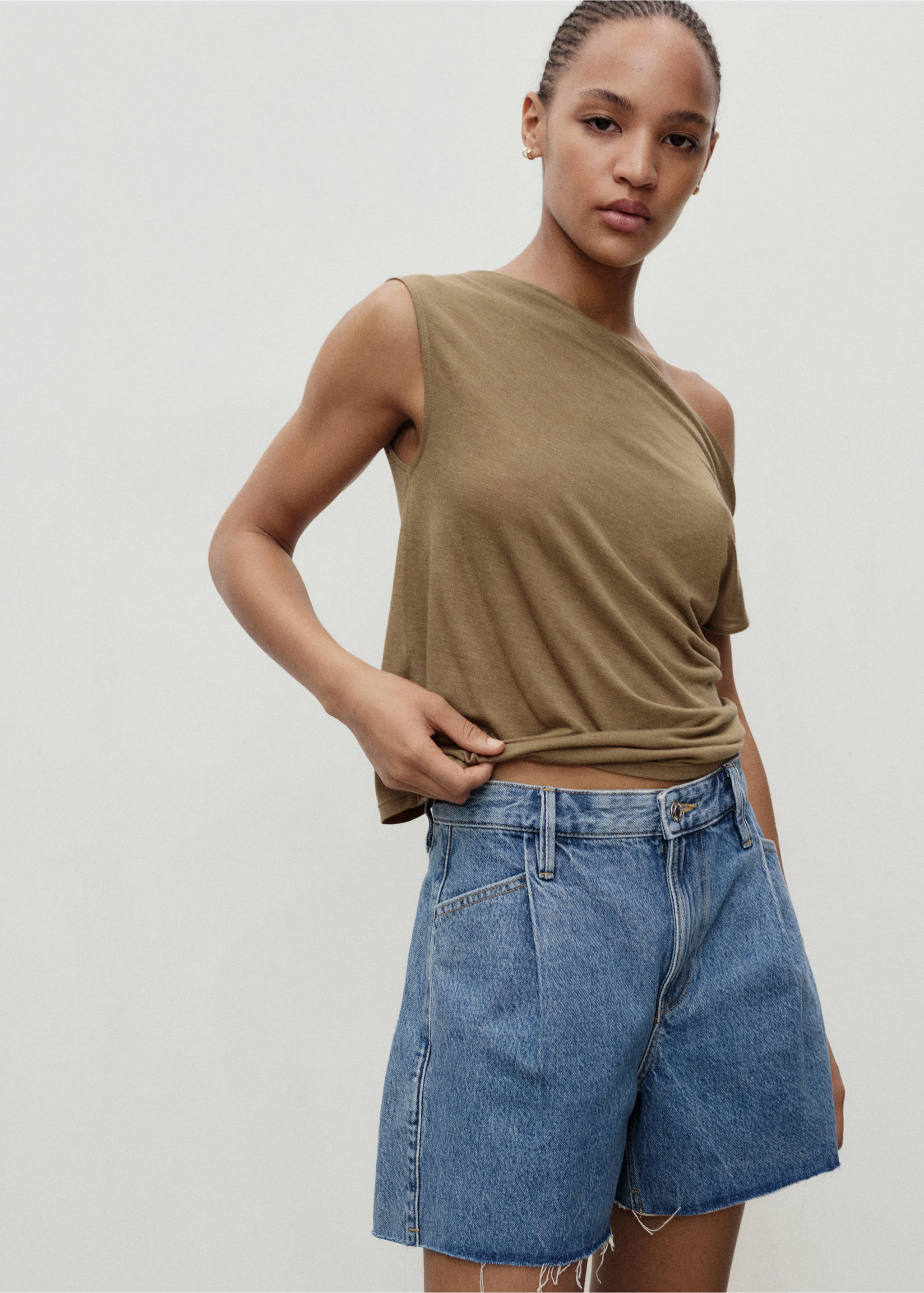 Denim shorts with frayed hem and pleats - Details of the article 1, Medium Blue. Ref: 17032902-00.