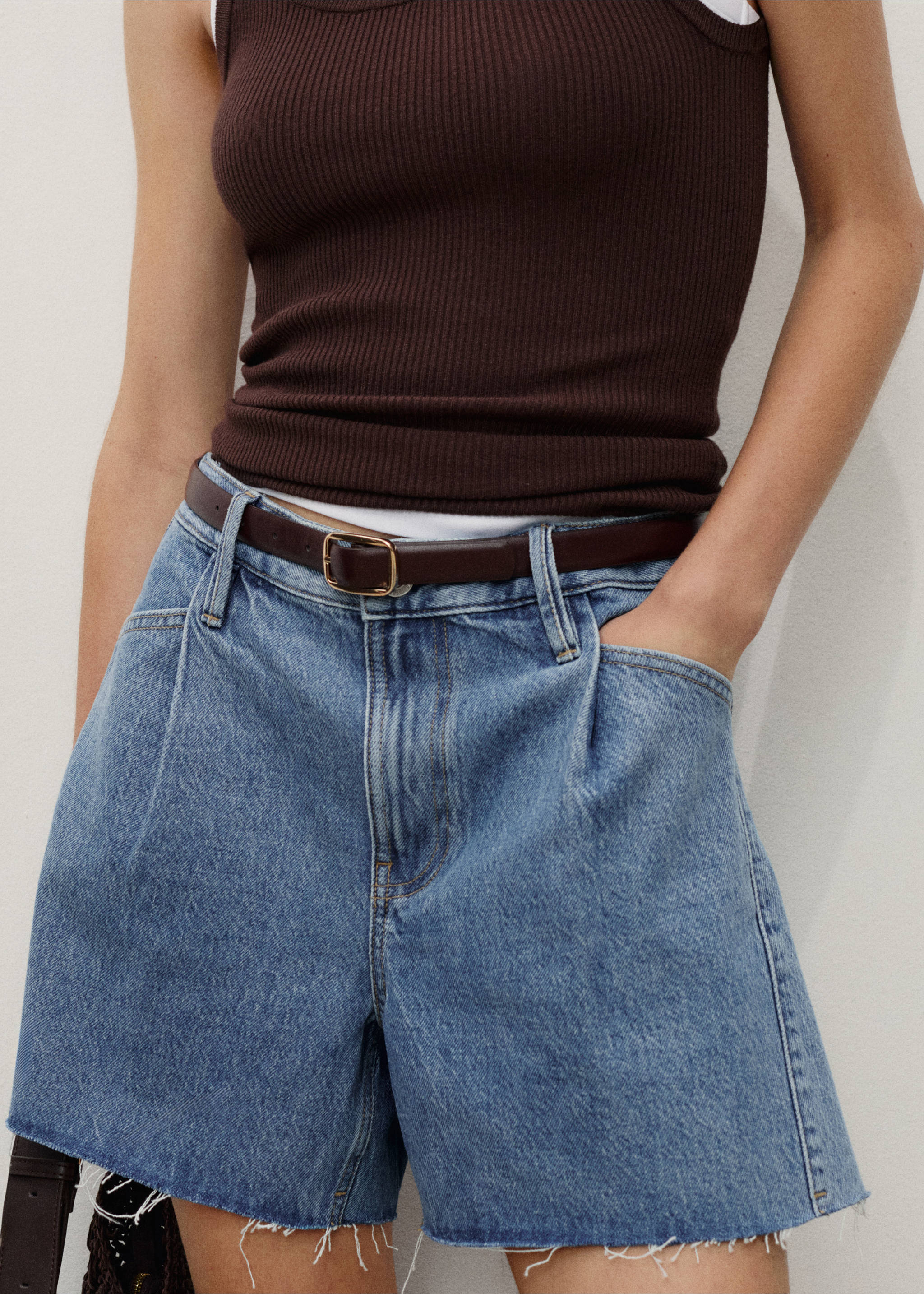 Denim shorts with frayed hem and pleats - Details of the article 3, Medium Blue. Ref: 17032902-00.
