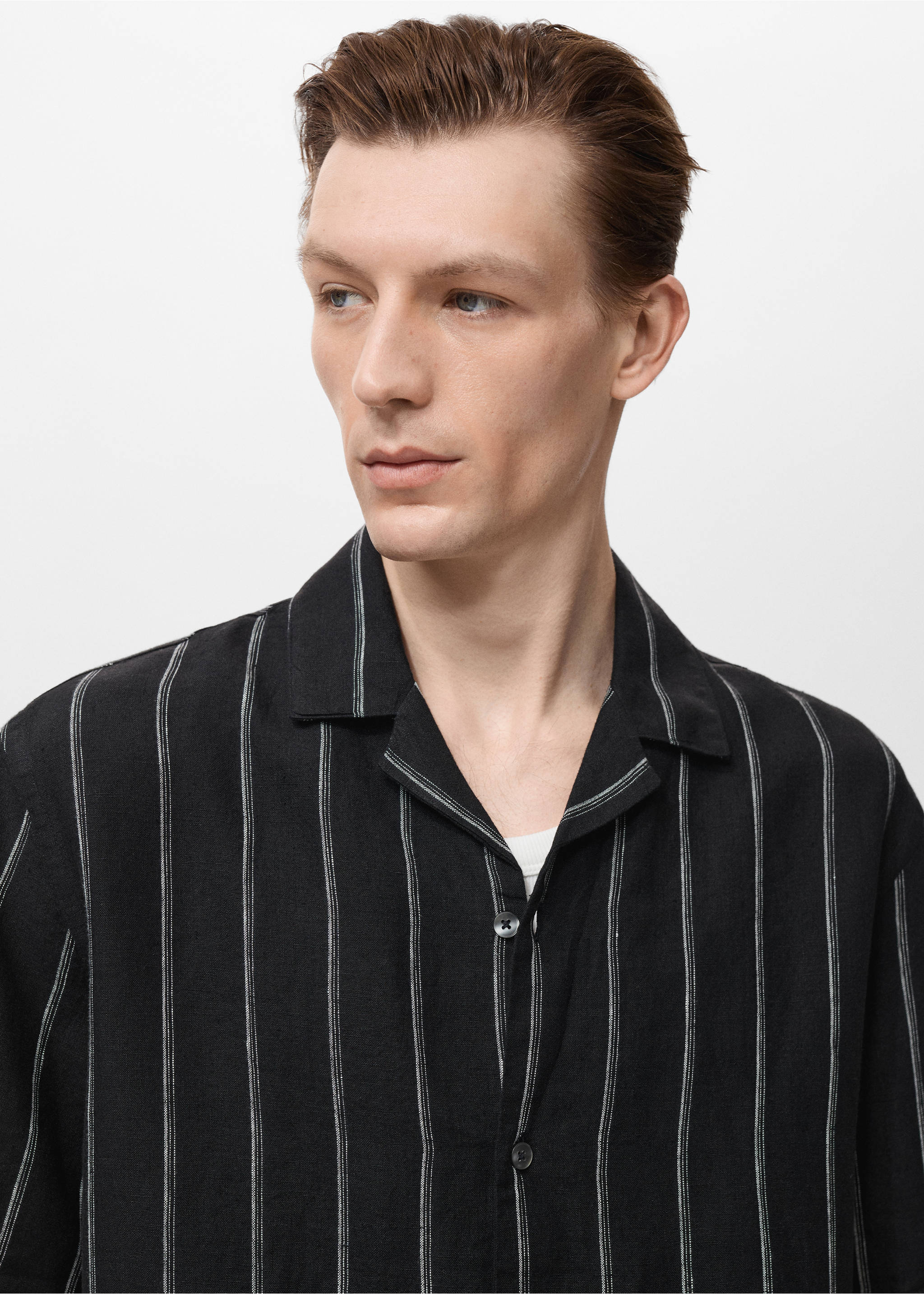 100% linen short-sleeve striped shirt - Details of the article 1, Black. Ref: 17032914-00.