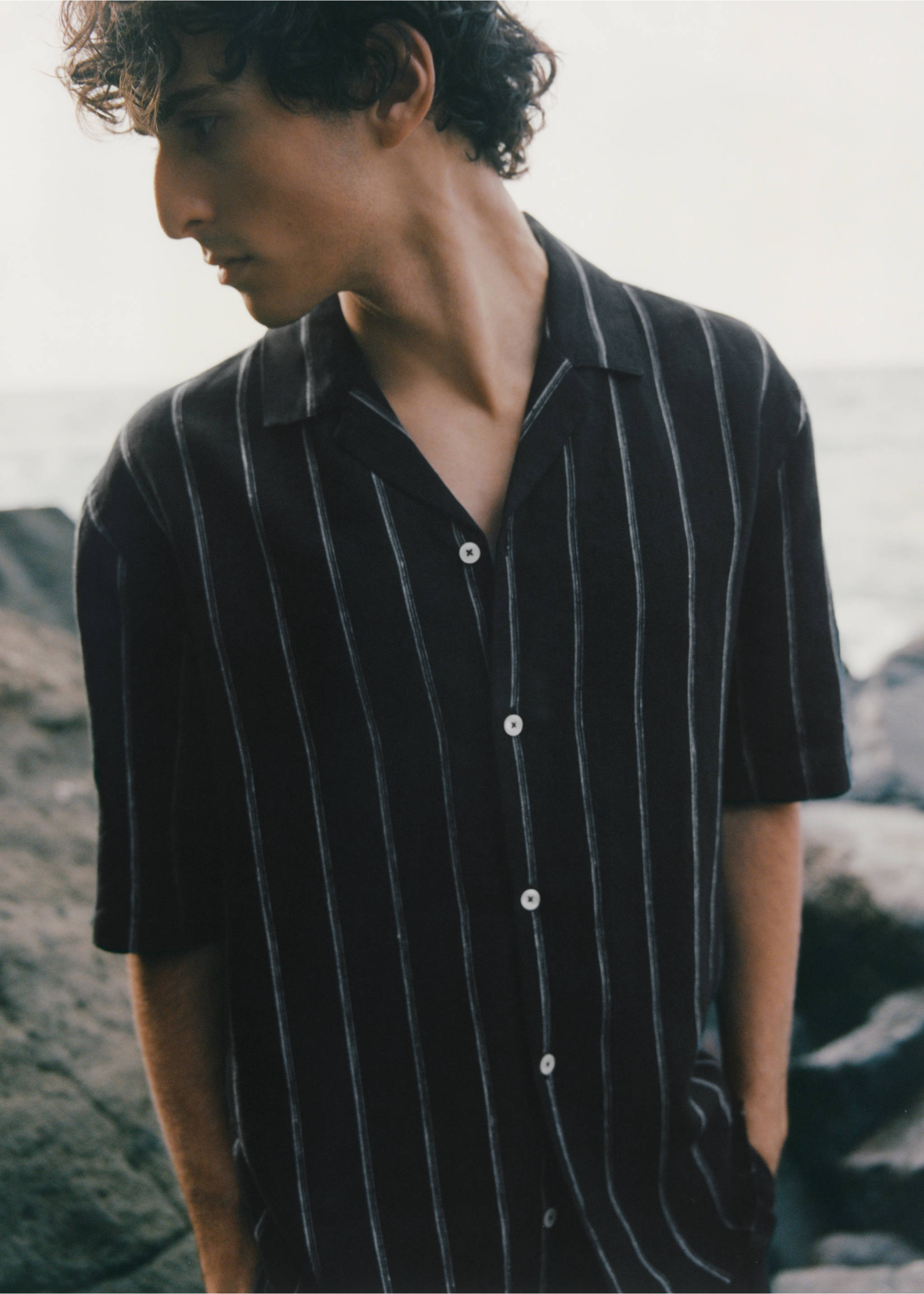 100% linen short-sleeve striped shirt - Details of the article 3, Black. Ref: 17032914-00.