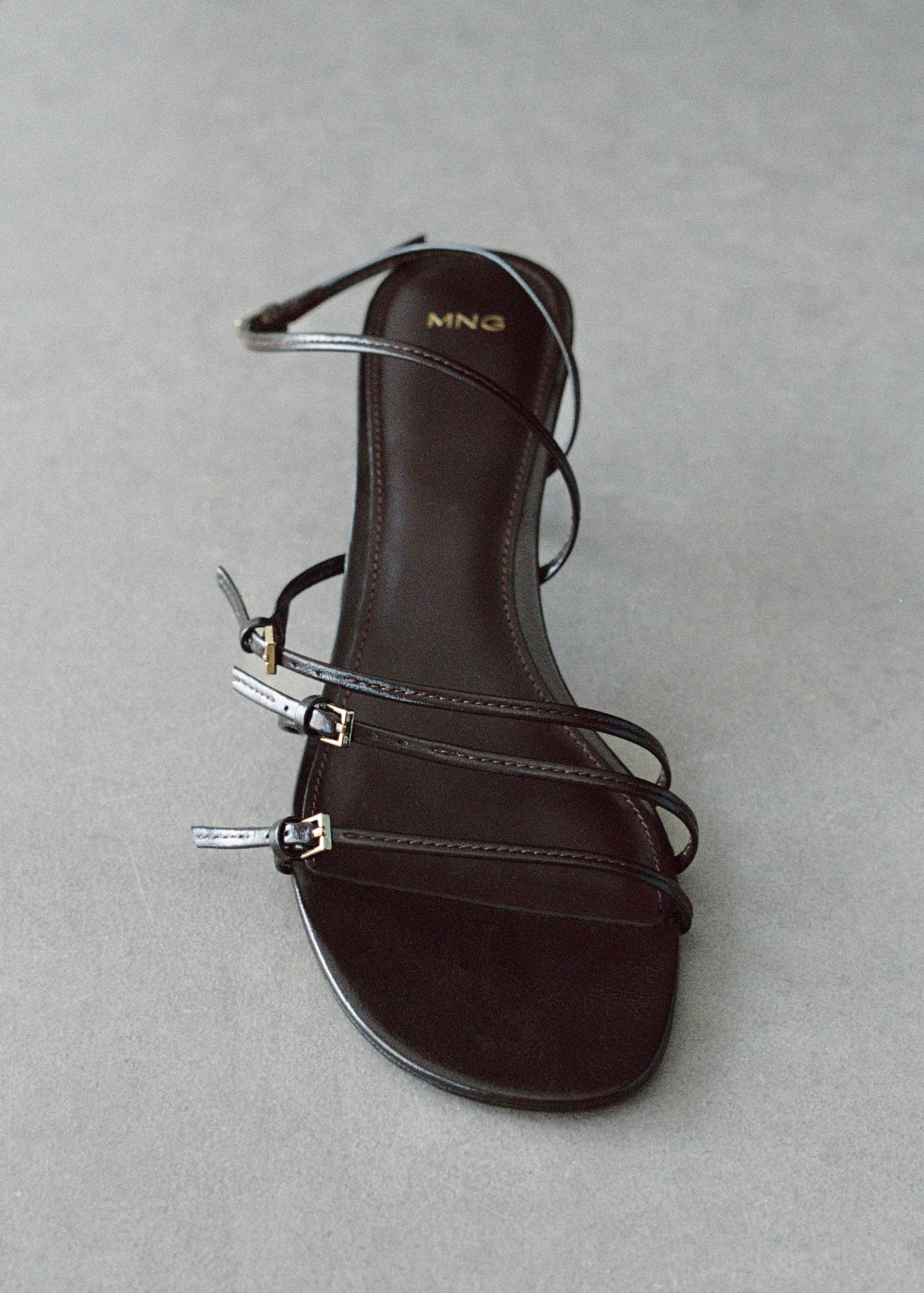 Kitten-heel sandals with buckle - General plane