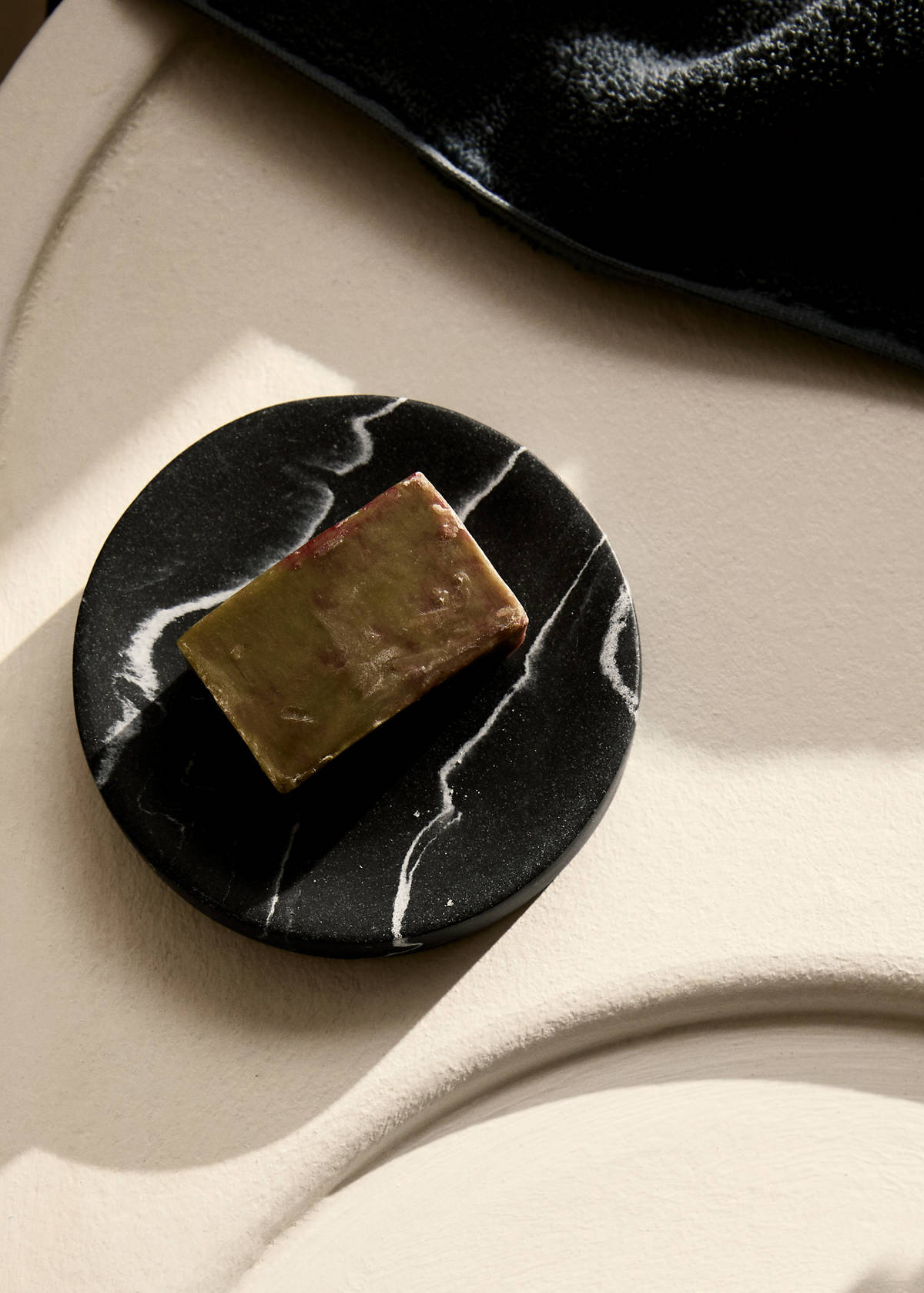 Marble-effect soap dish — Black