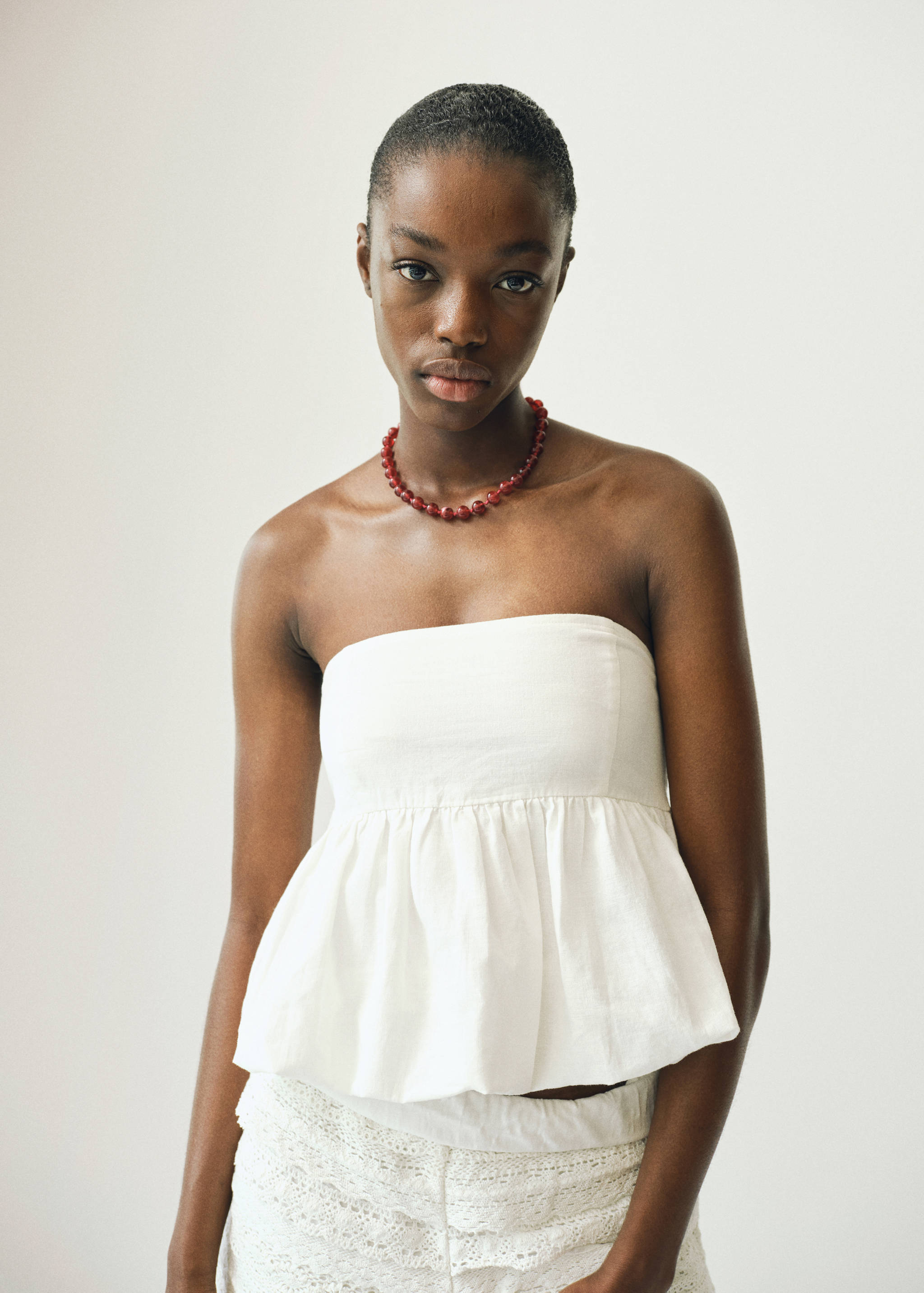 Top bufant fără bretele - Plan mediu