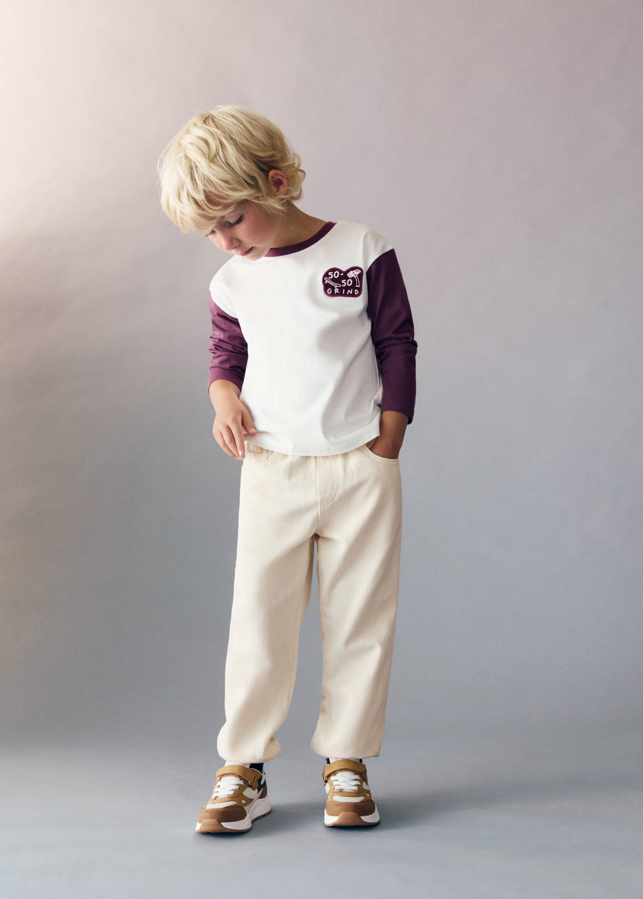 T-Shirt mit Logostickerei - Allgemeine Ansicht