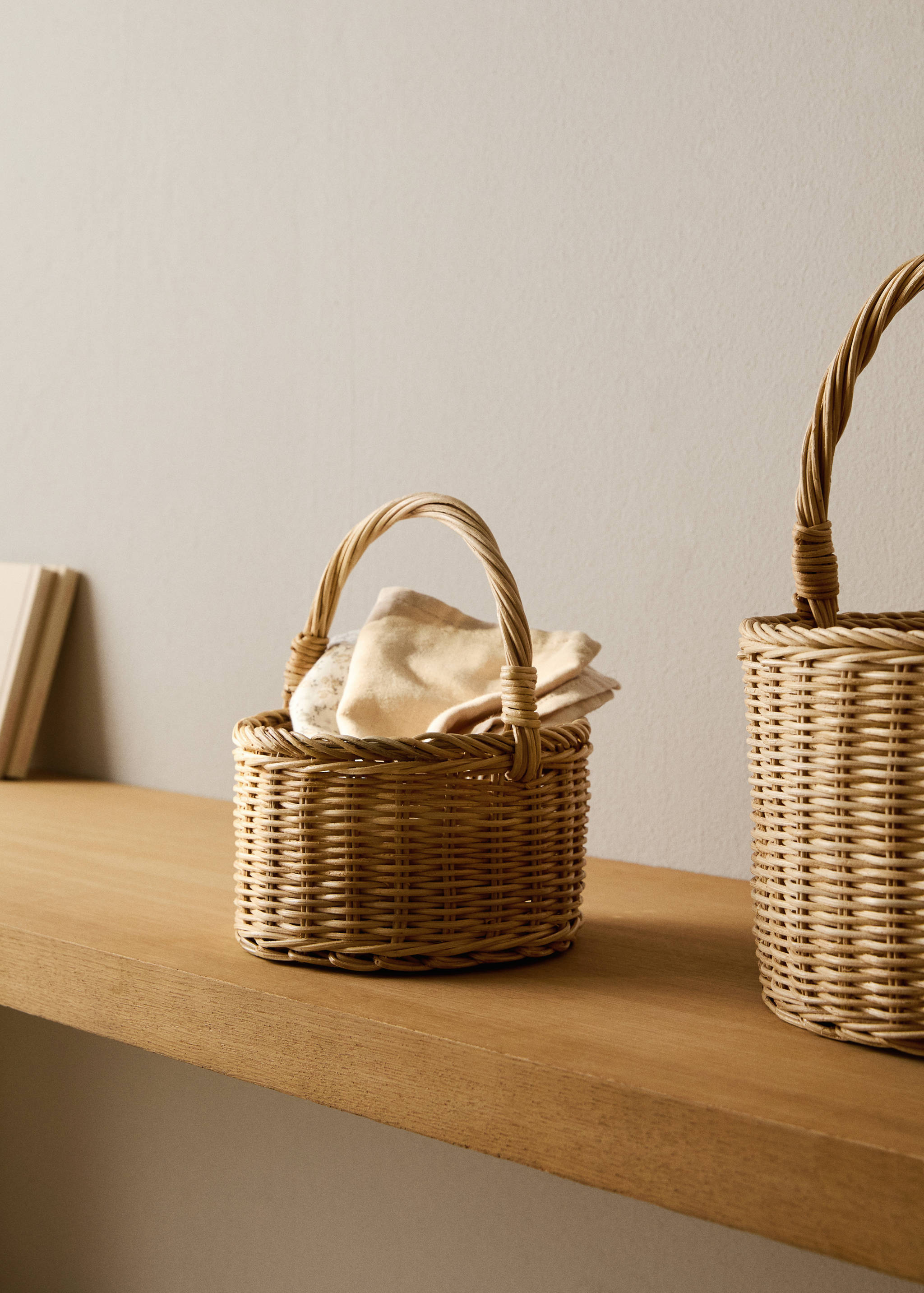 Medium rattan basket with handles - General plane