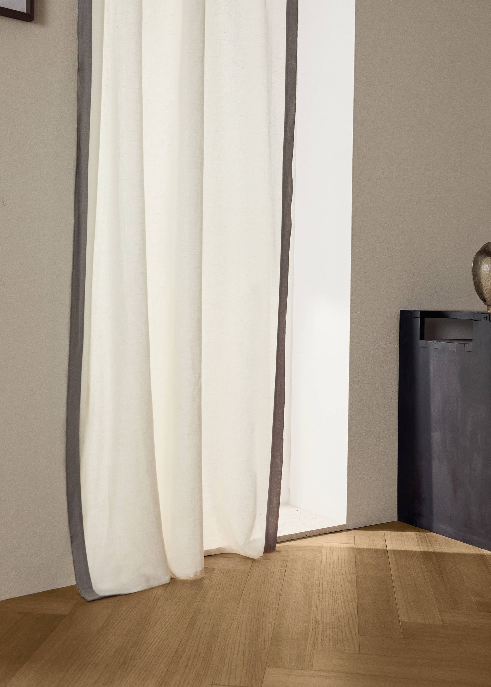 Leinenvorhang mit seitlichem Streifen, mittlere Lichtundurchlässigkeit - Allgemeine Ansicht