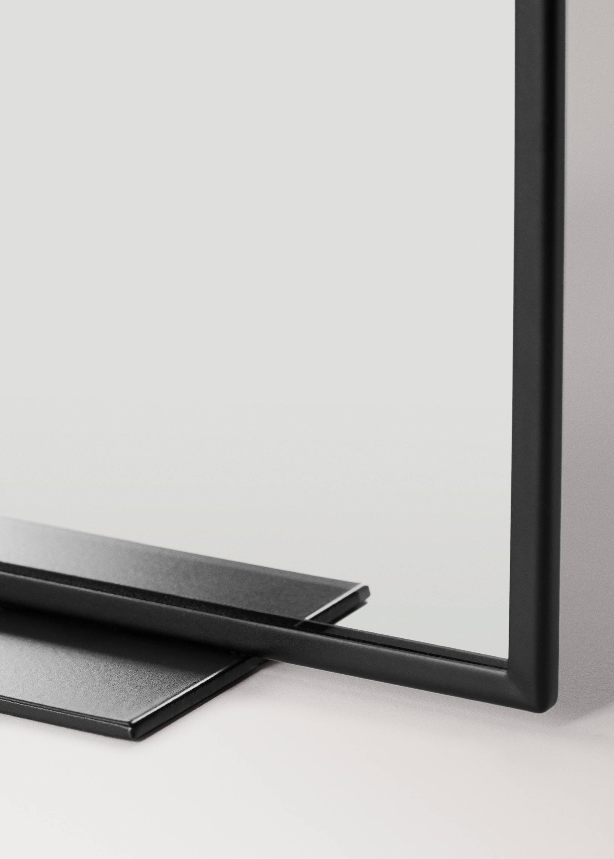 Metal vanity mirror - Details of the article 3