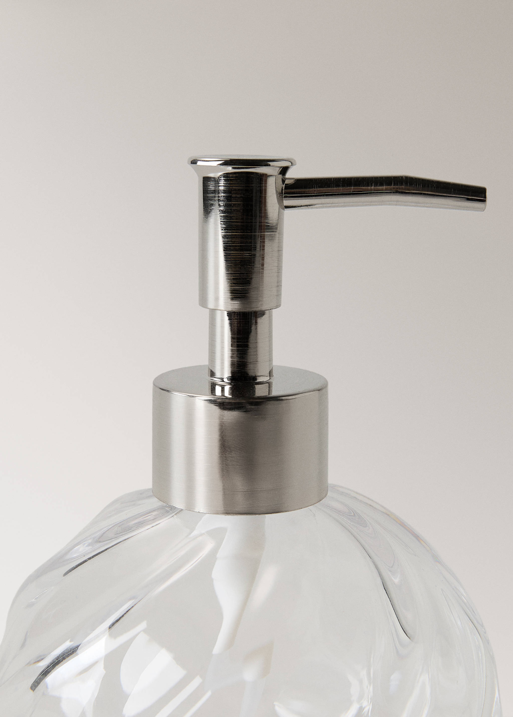 Glass soap dispenser with wave pattern - Details of the article 2
