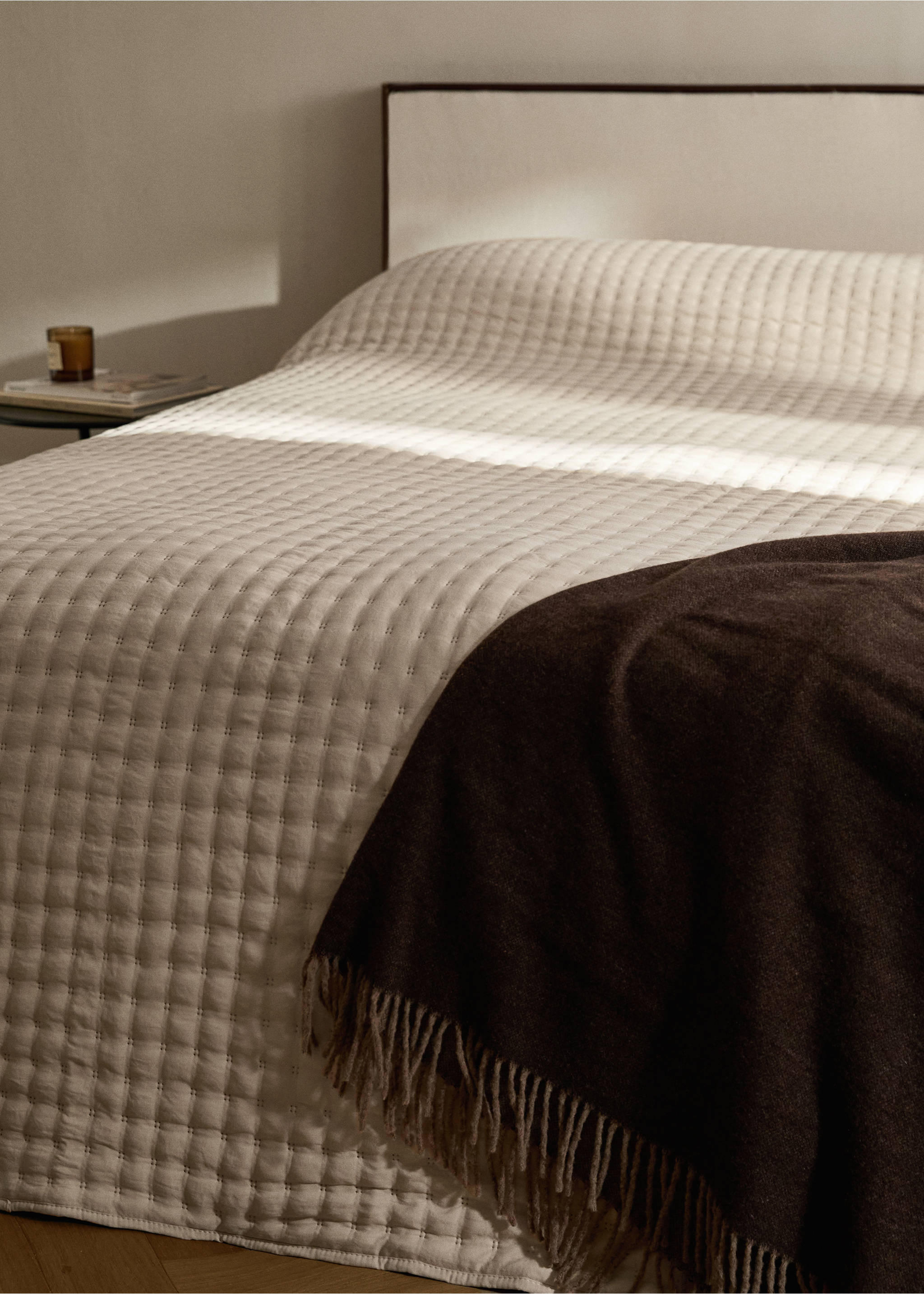 Micro-fibre bedspread for 180/200 cm bed - Details of the article 7, Beige. Ref: 17033811-00.