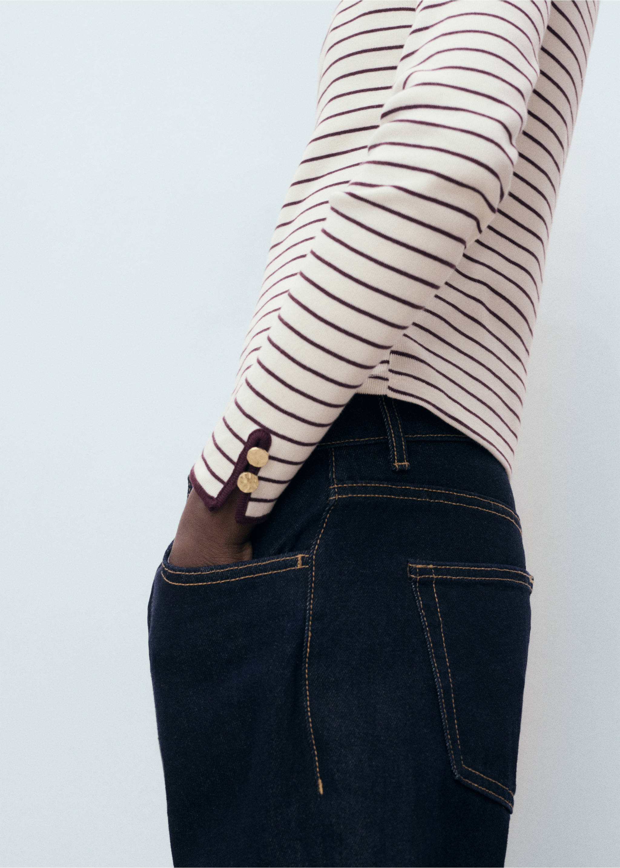 Cotton t-shirt with buttoned cuffs - Details of the article 3, Burgundy. Ref: 17034085-00.