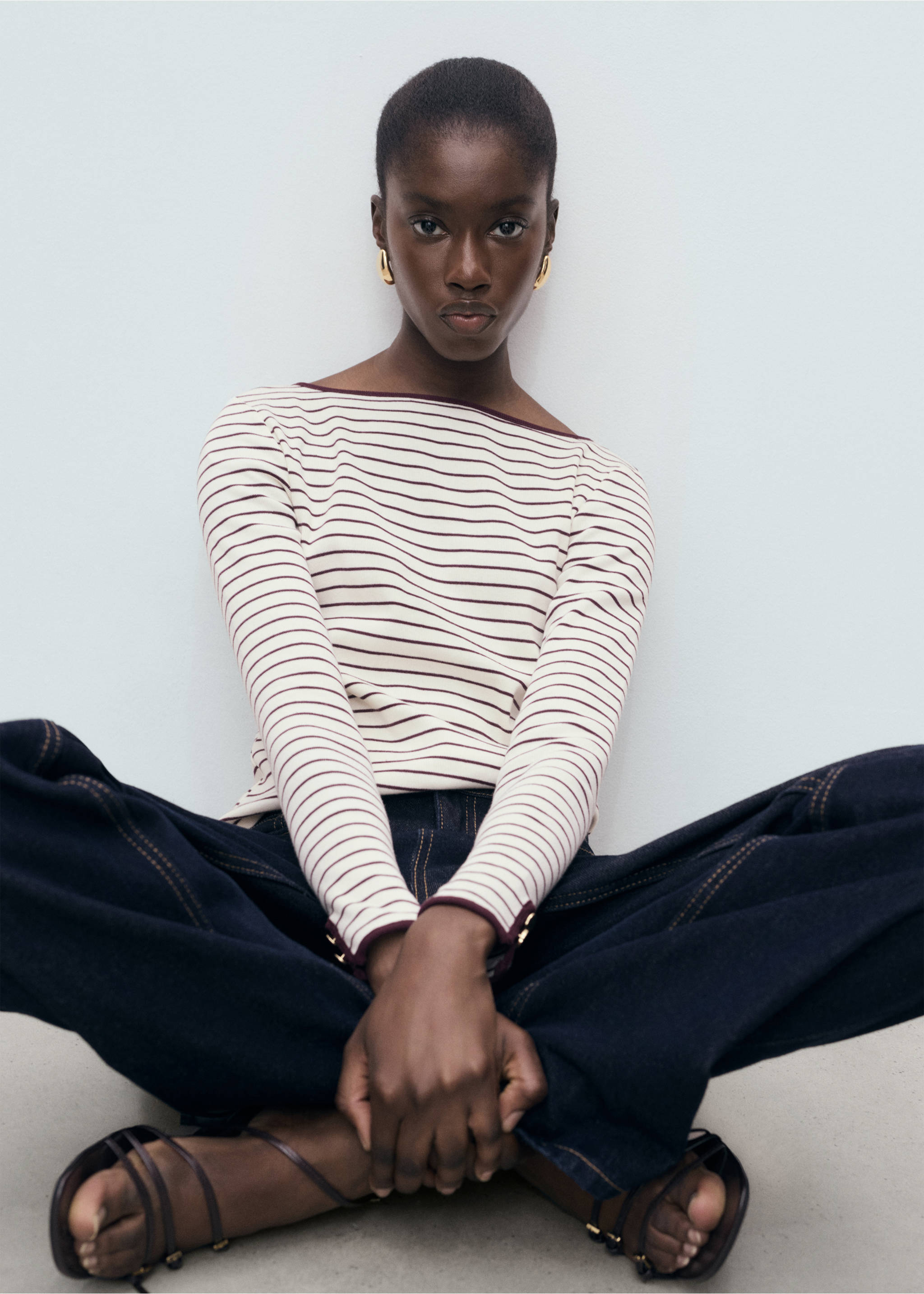 Cotton t-shirt with buttoned cuffs - Details of the article 2, Burgundy. Ref: 17034085-00.