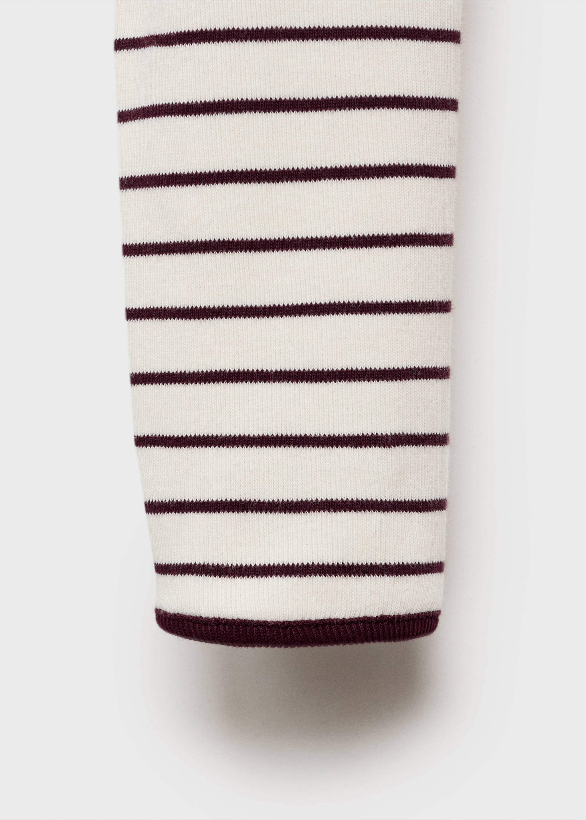 Cotton t-shirt with buttoned cuffs - Details of the article 8, Burgundy. Ref: 17034085-00.