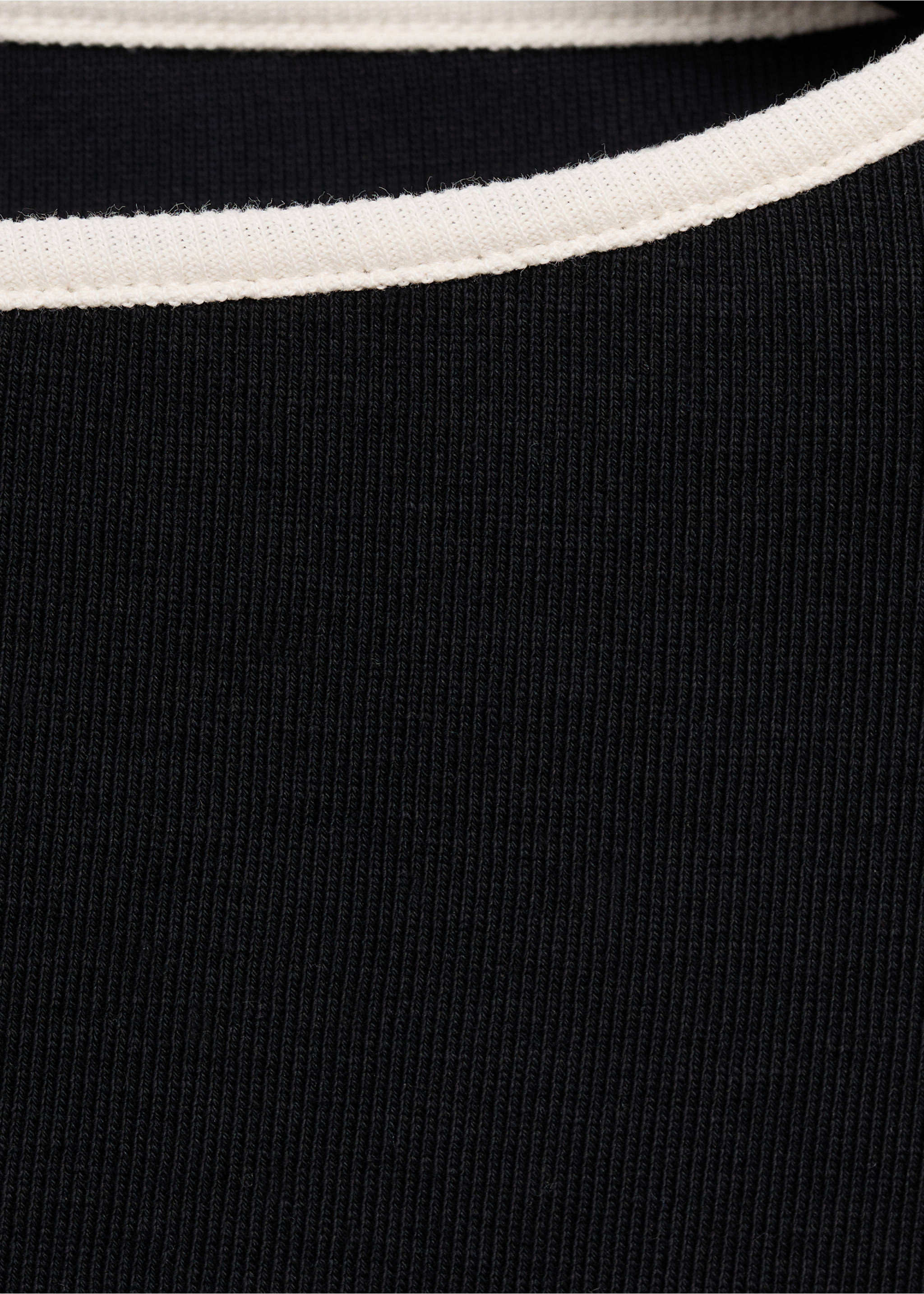 Cotton t-shirt with buttoned cuffs - Details of the article 8, Black. Ref: 17034085-00.
