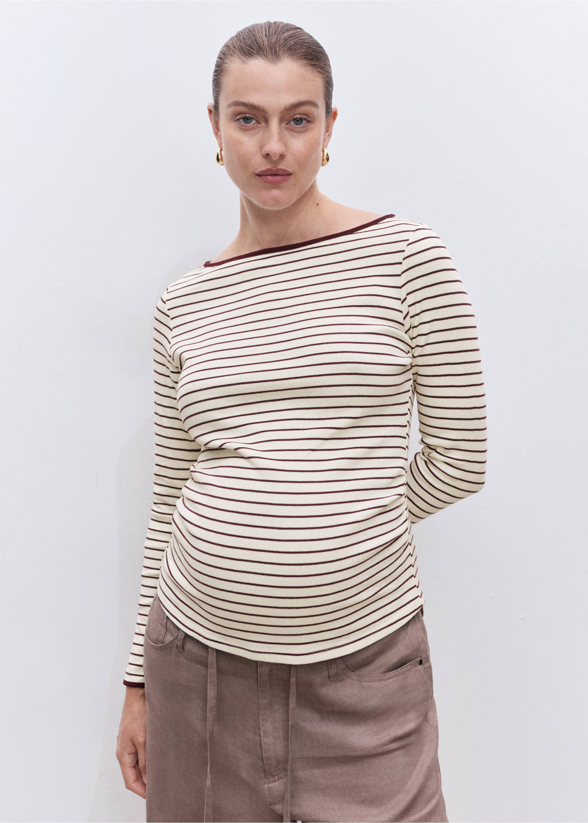 Cotton maternity t-shirt with buttoned cuffs - Details of the article 3, Burgundy. Ref: 17034087-00.