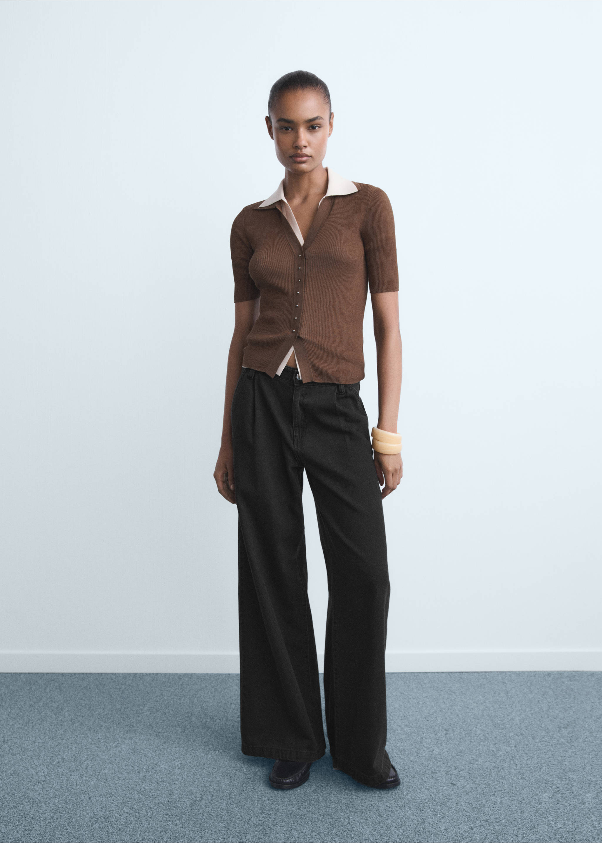 Широкие джинсы wide leg с защипами - Общий план, Черный деним. Ref: 17034095-00.
