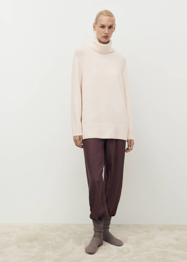 Turtleneck knit sweater — Ivory White