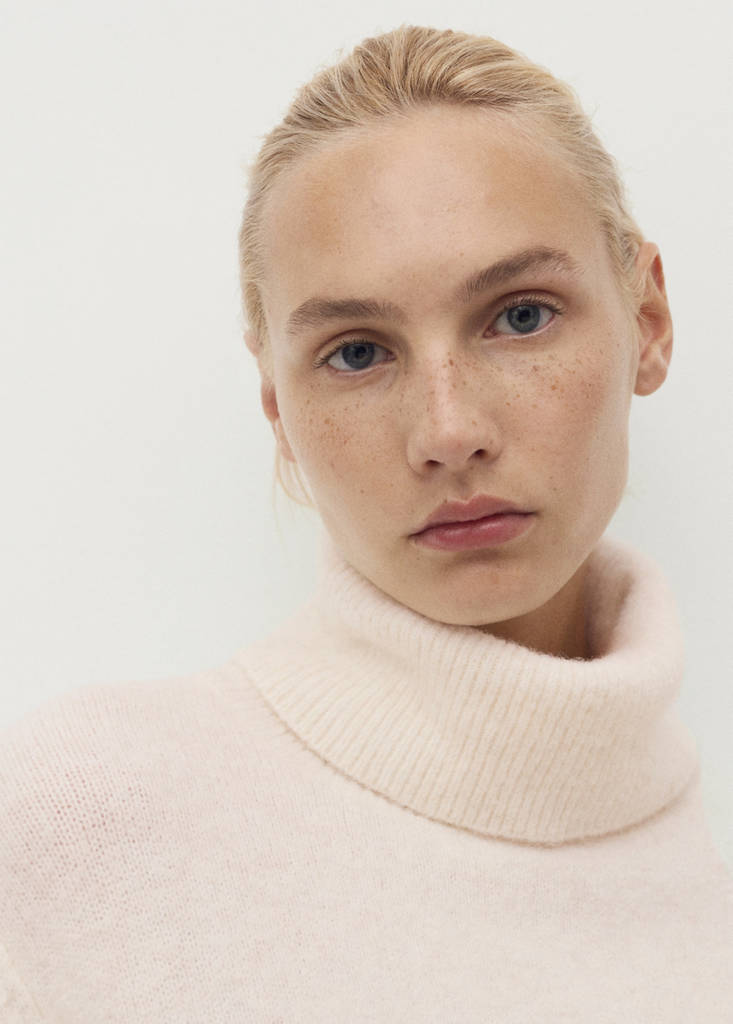Turtleneck knit sweater — Ivory White