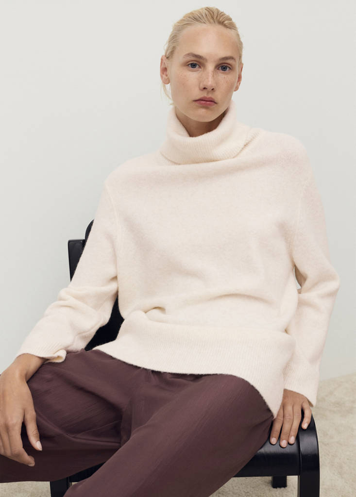 Turtleneck knit sweater — Ivory White