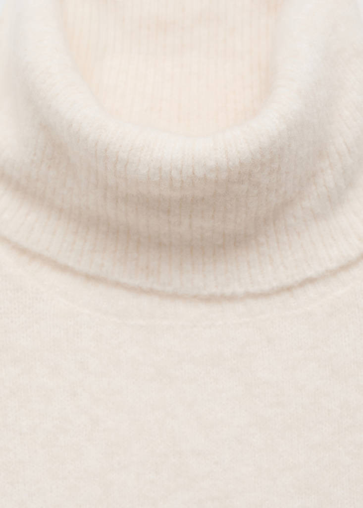 Turtleneck knit sweater — Ivory White