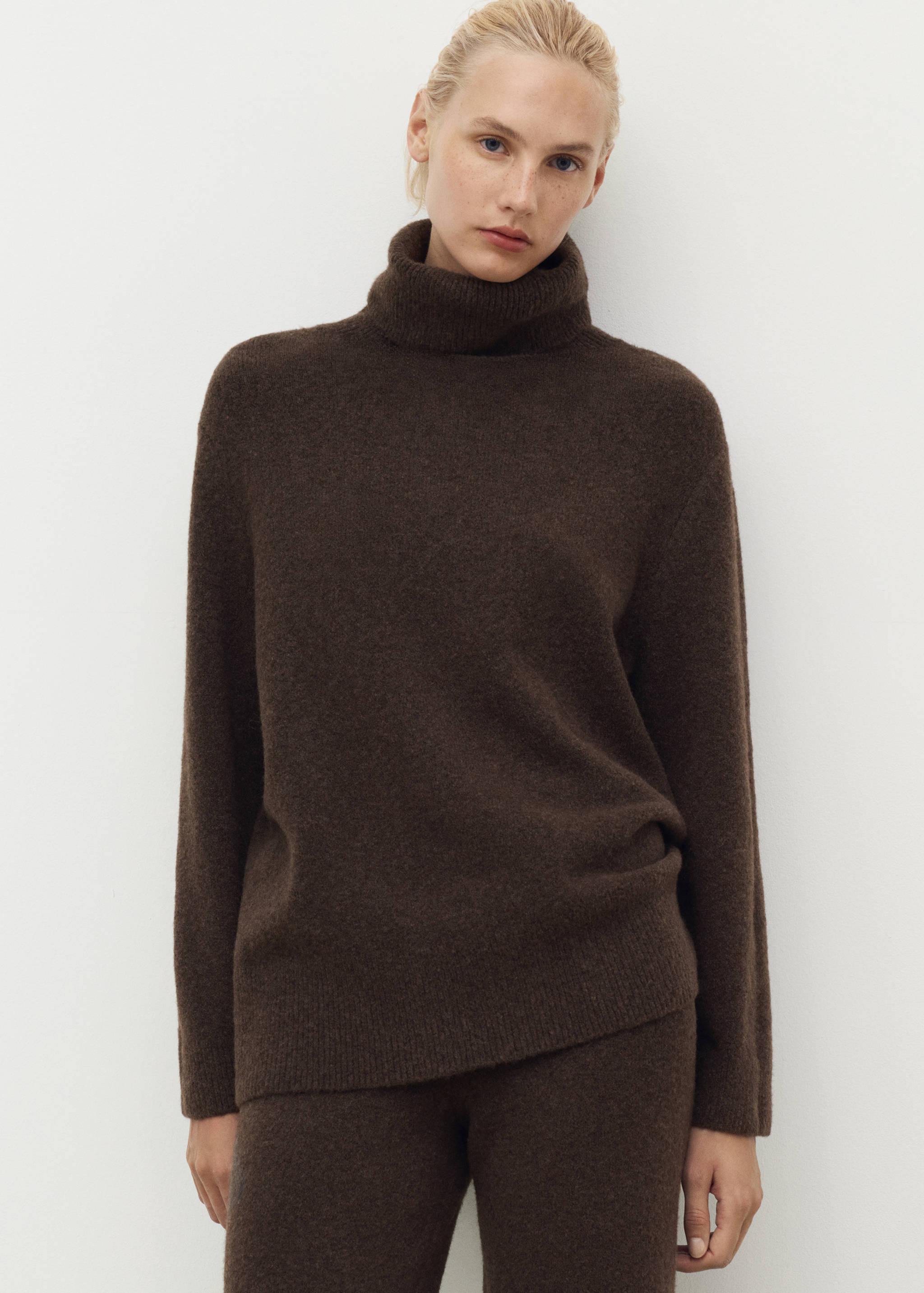 Turtleneck knit sweater - General plane