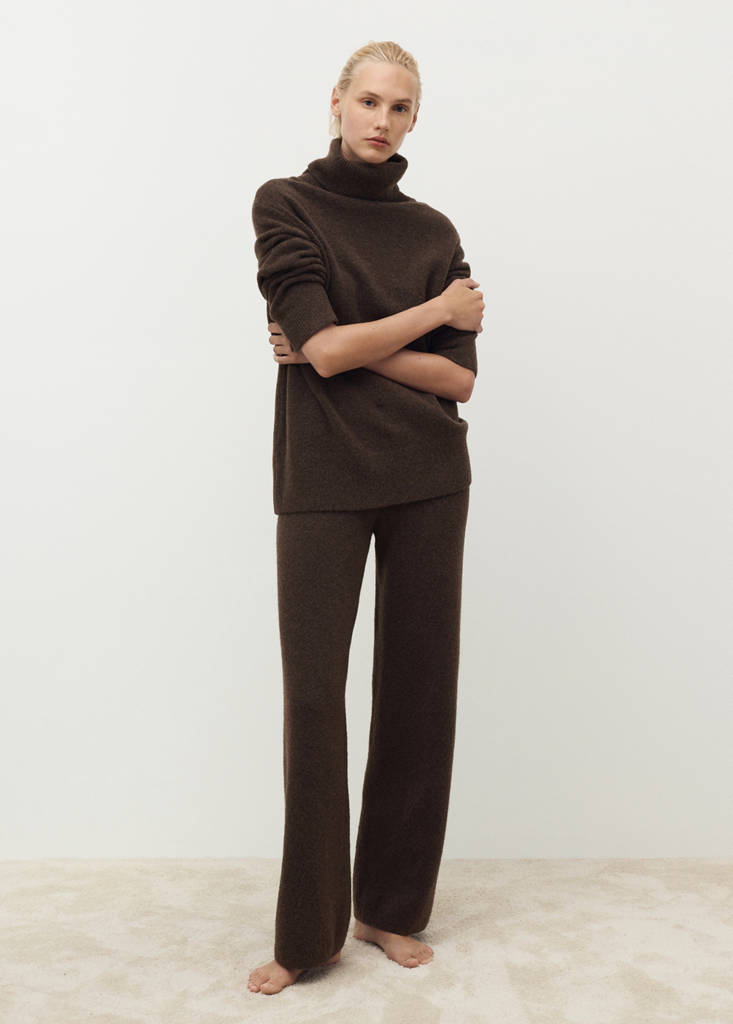 Turtleneck knit sweater — Chocolate