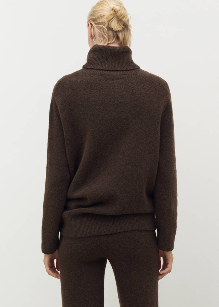 Turtleneck knit sweater — Chocolate