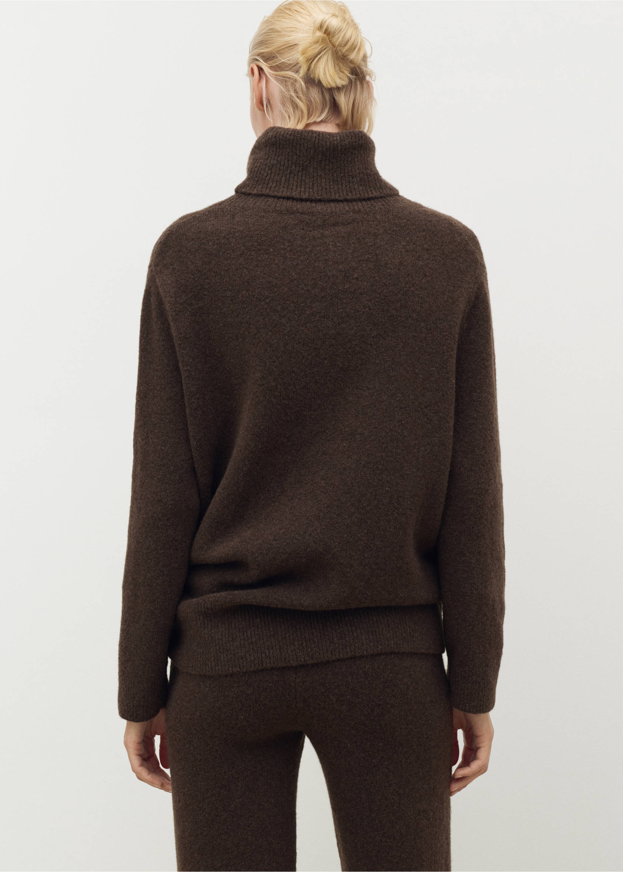 Turtleneck knit sweater - Reverse of the article, Chocolate. Ref: 17034101-01.