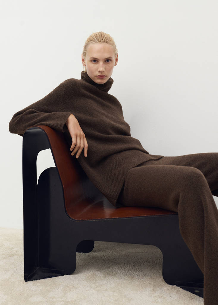 Turtleneck knit sweater — Chocolate