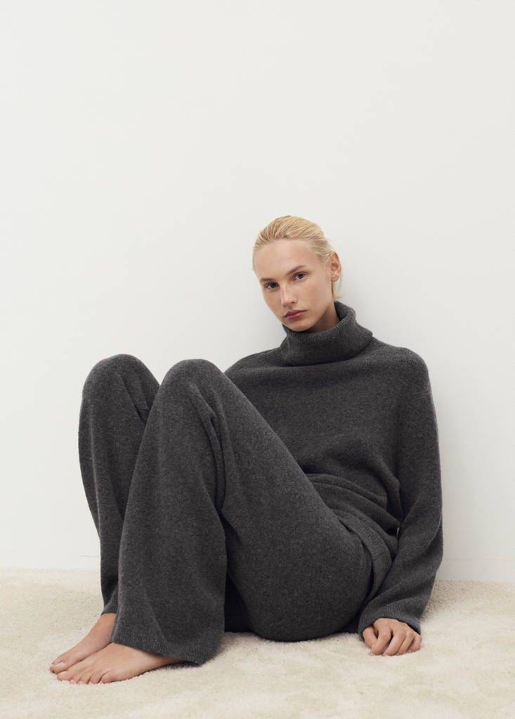 Turtleneck knit sweater — Charcoal