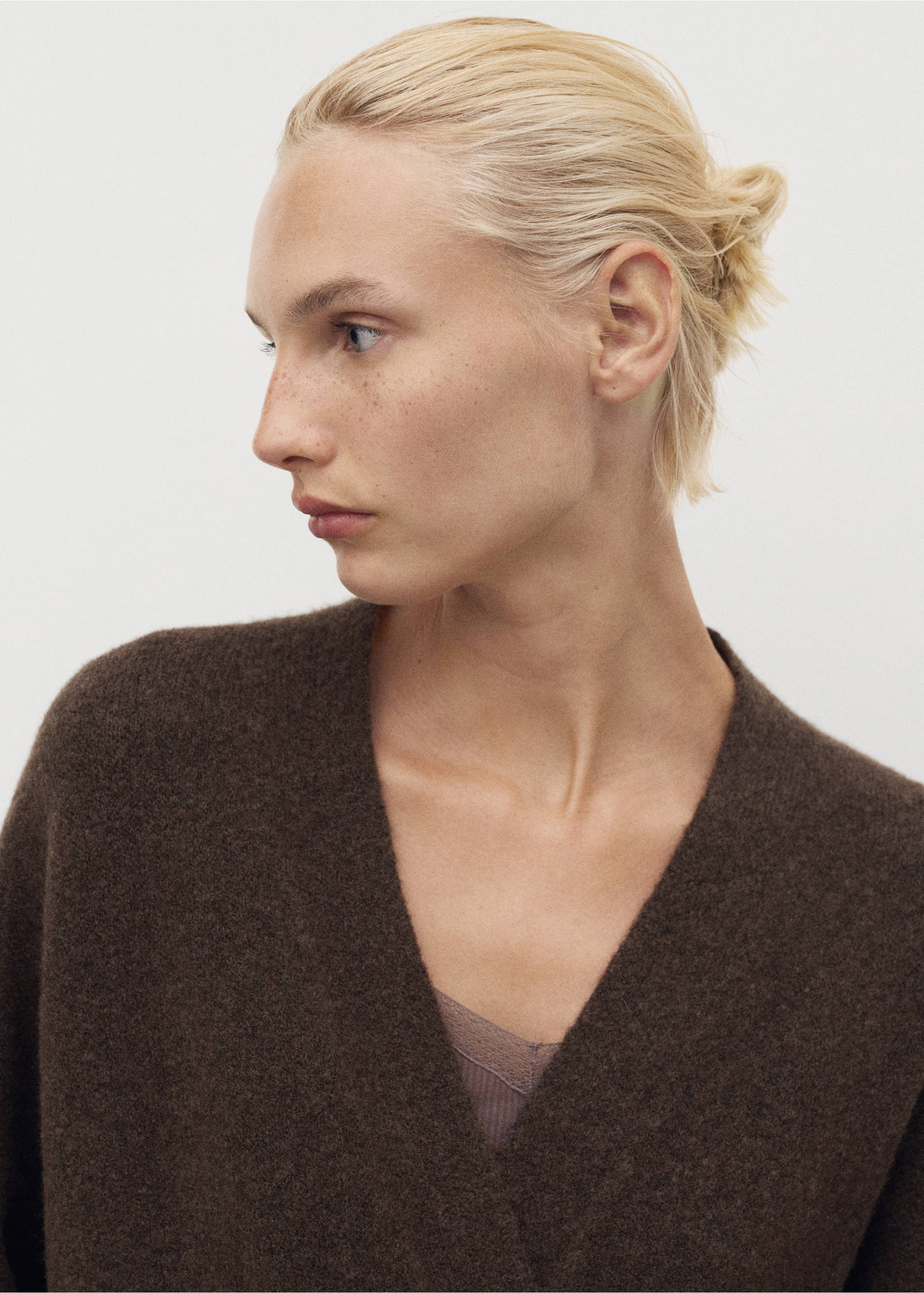 Long knit cardigan - Details of the article 1, Chocolate. Ref: 17034102-00.