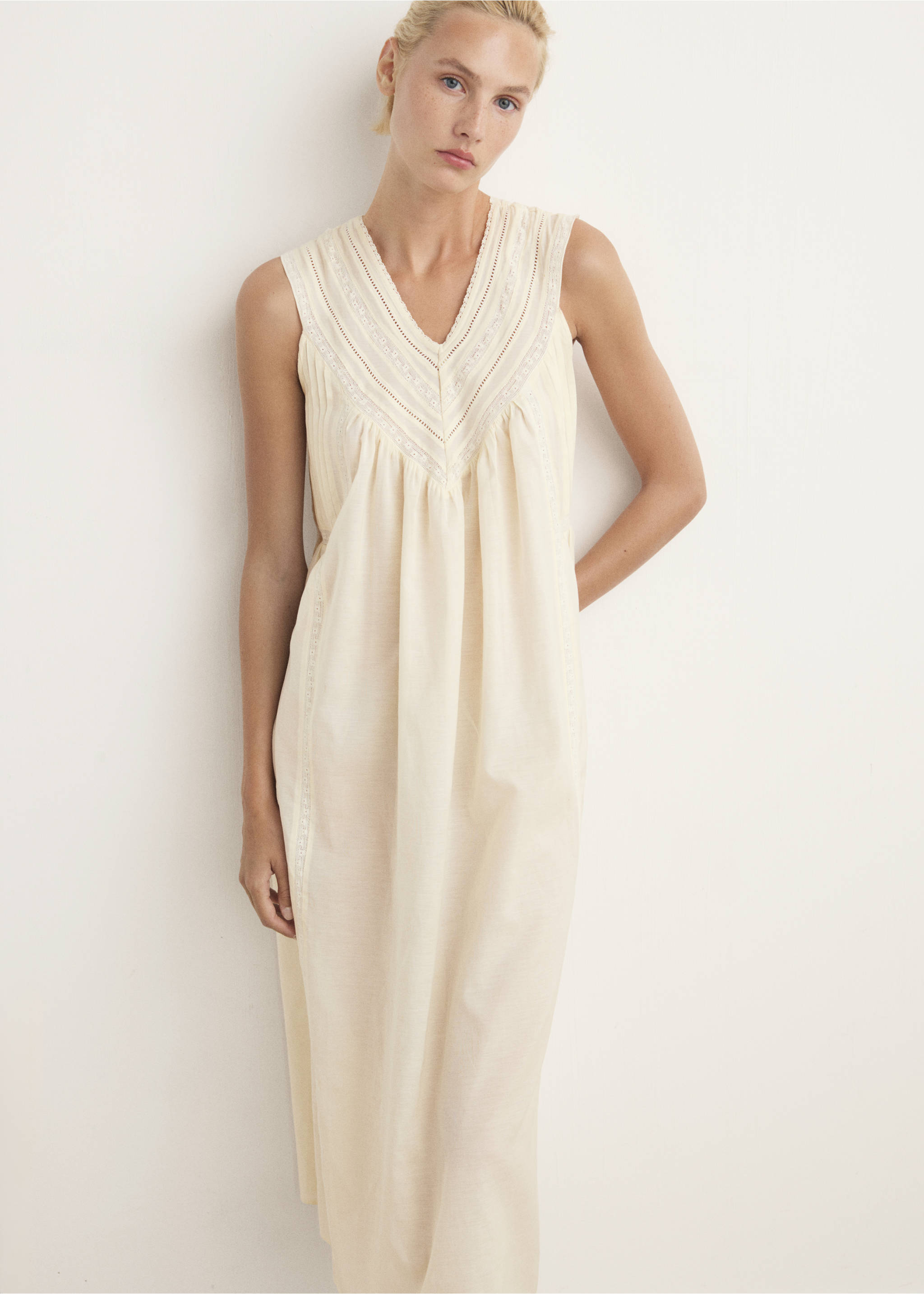 Chemise de nuit coton dentelle et plis nervurés - Plan moyen, Vanille. Ref: 17034104-00.