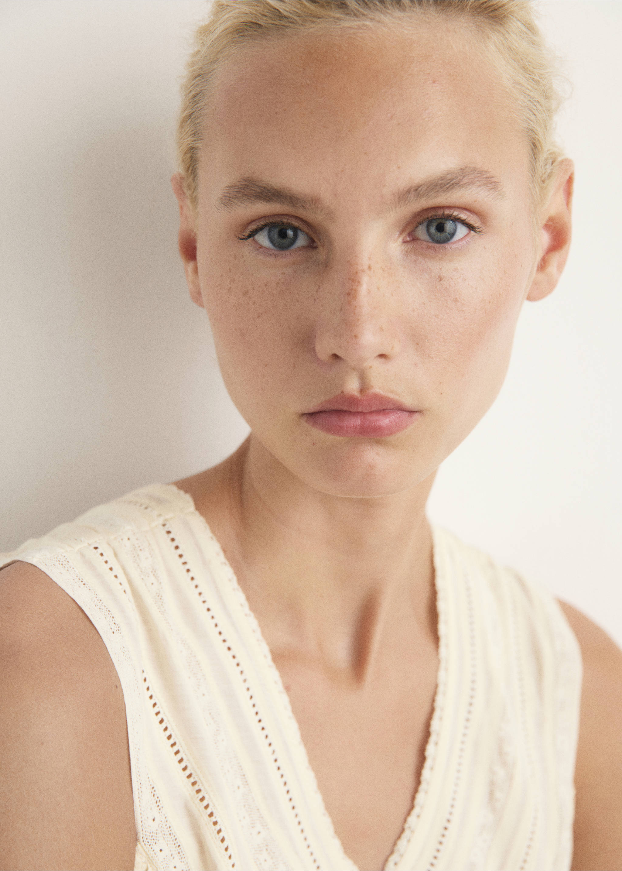 Chemise de nuit coton dentelle et plis nervurés - Détail de l'article 1, Vanille. Ref: 17034104-00.