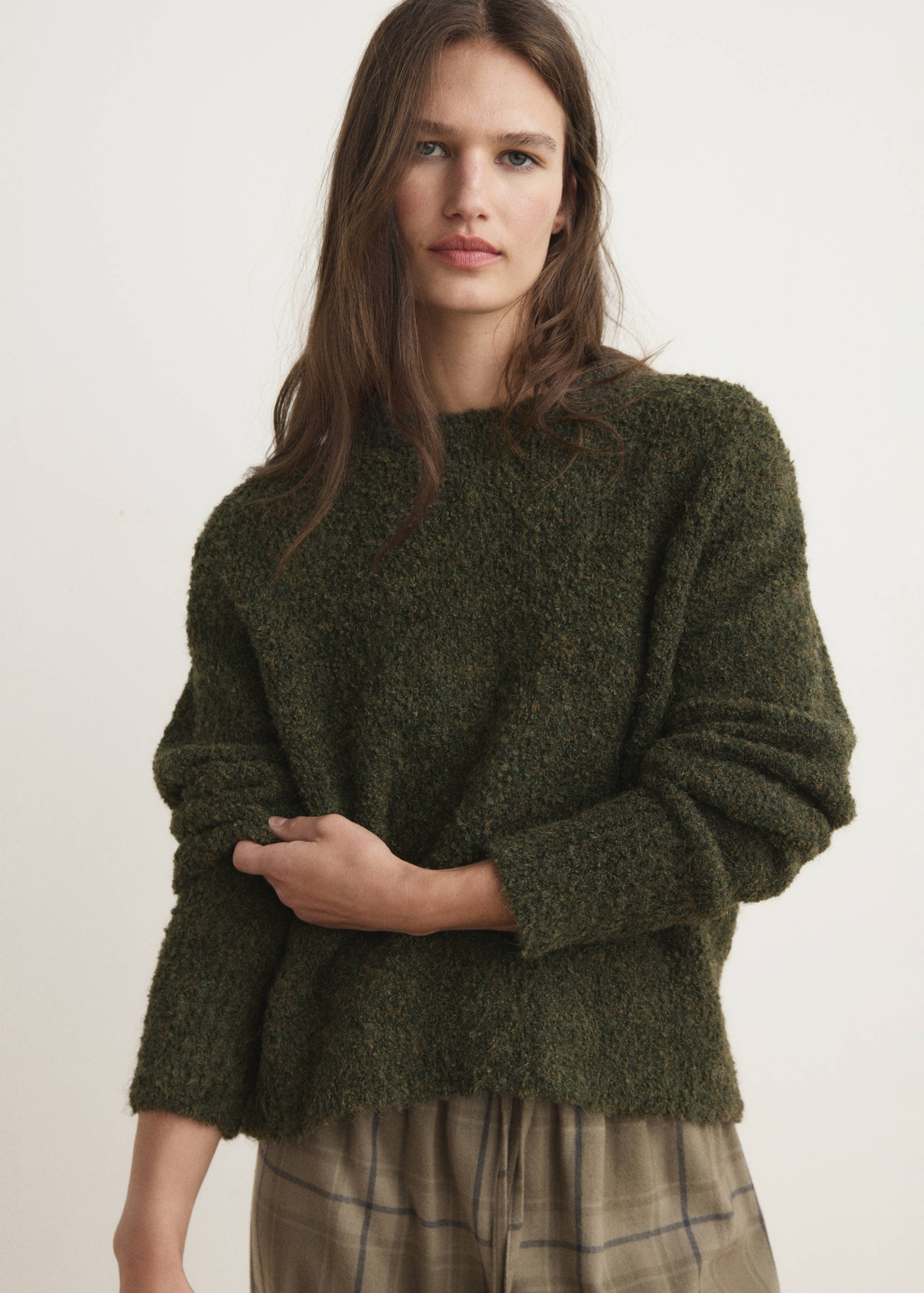 Джемпер букле с круглой горловиной - Средний план