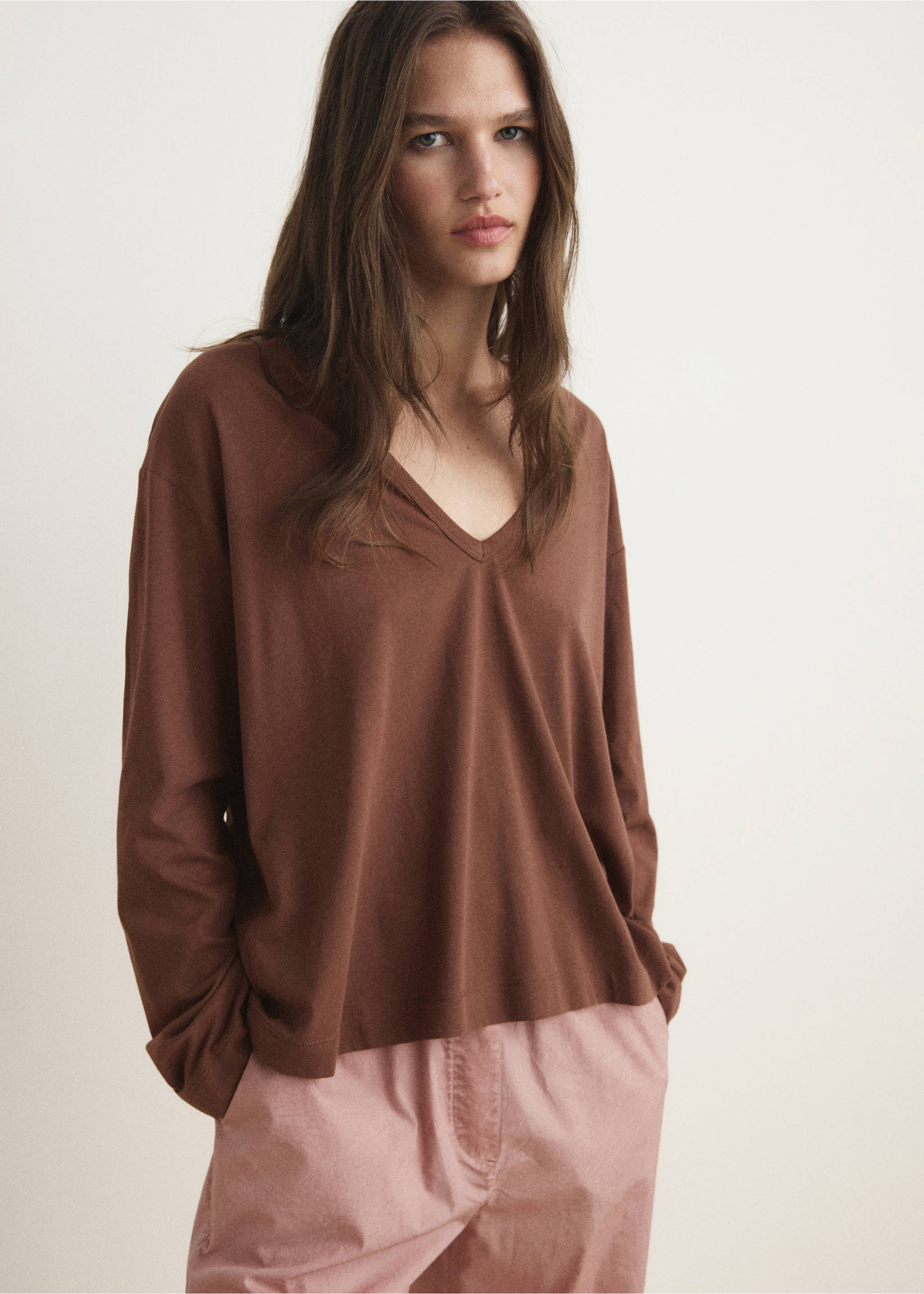 Brown V-neck long-sleeved pyjama t-shirt with a relaxed fit., Brown. Ref: 17034112-00.