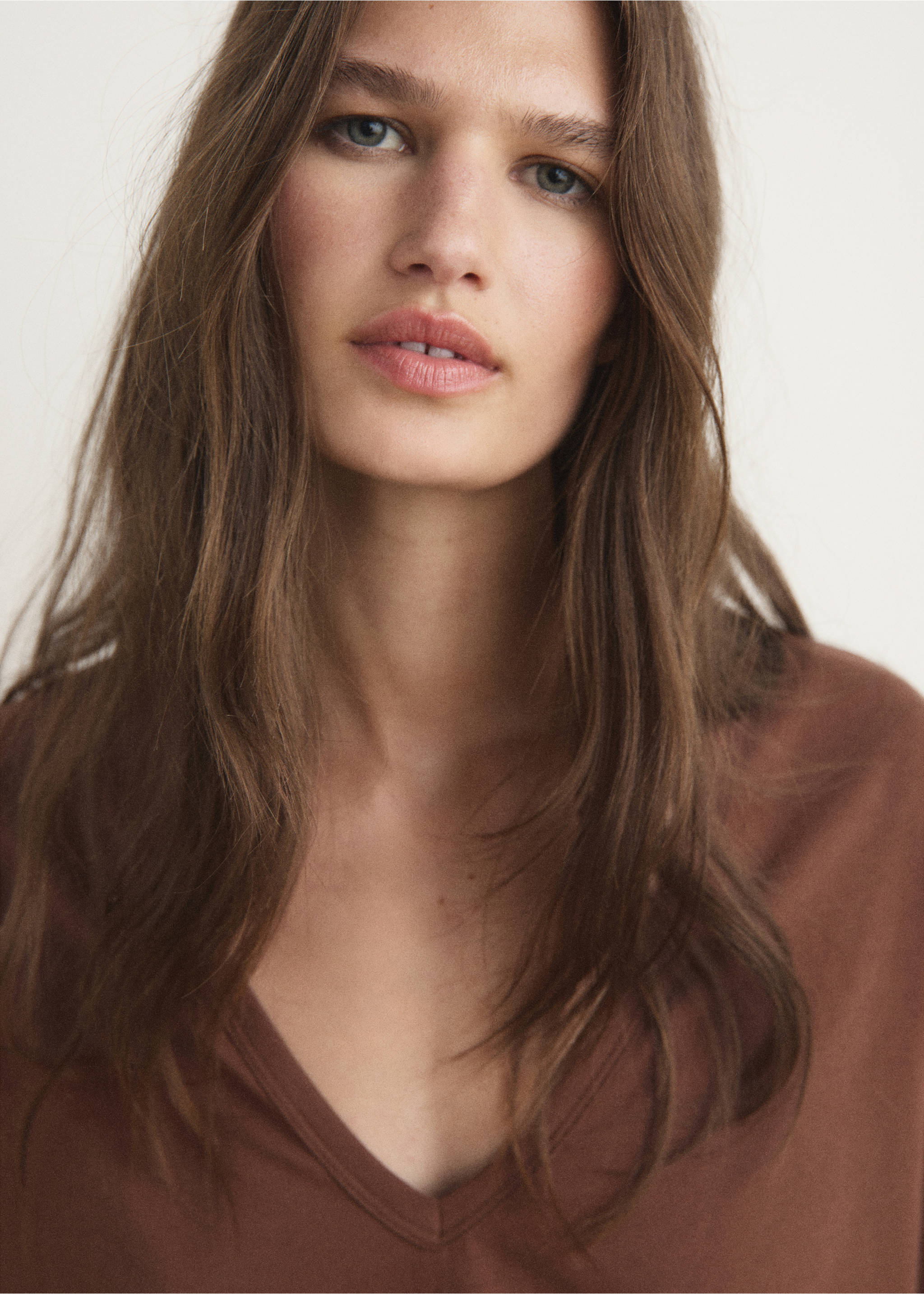 Brown V-neck pajama t-shirt, close-up on model, Brown. Ref: 17034112-00.