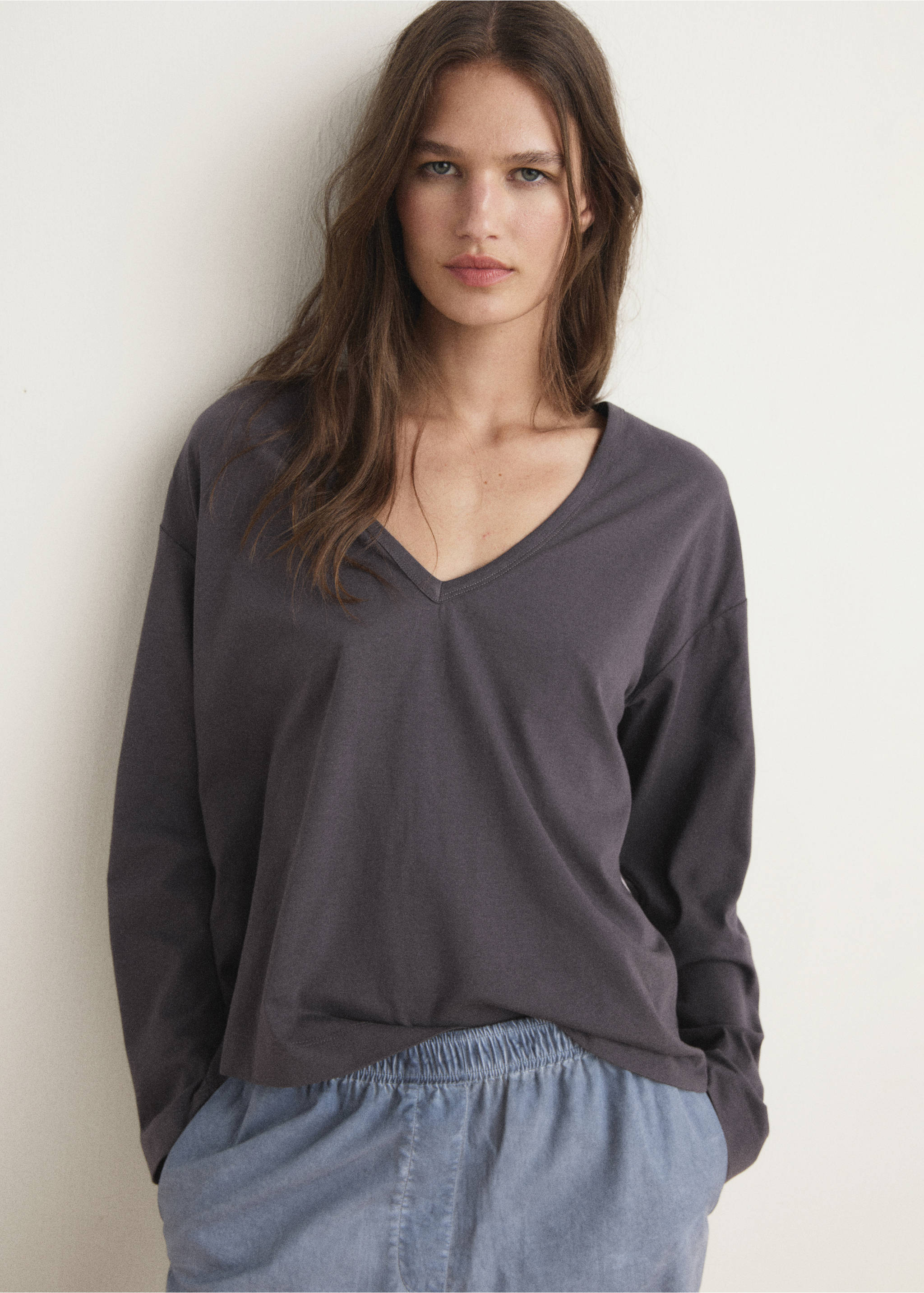 Dark grey long-sleeved T-shirt with a V-neck and relaxed fit., Charcoal. Ref: 17034112-00.