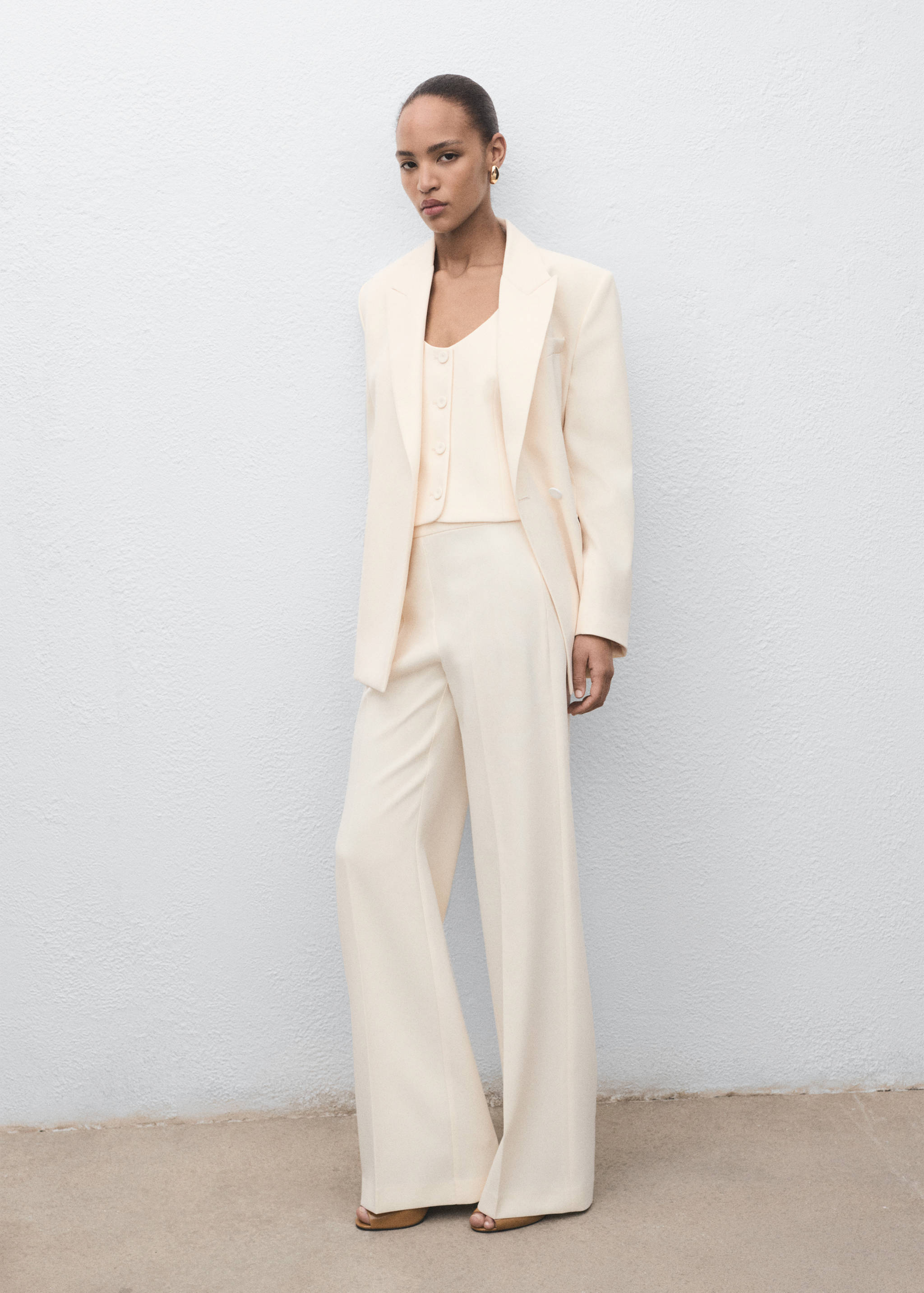 Colete de fato com botões - Plano geral