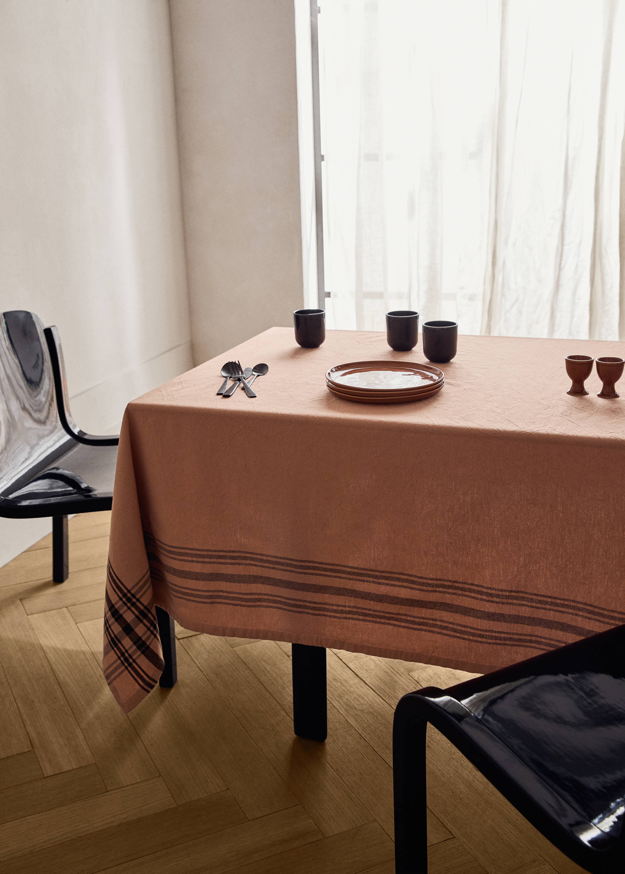 Cotton striped tablecloth for 6 to 8 diners - General plane