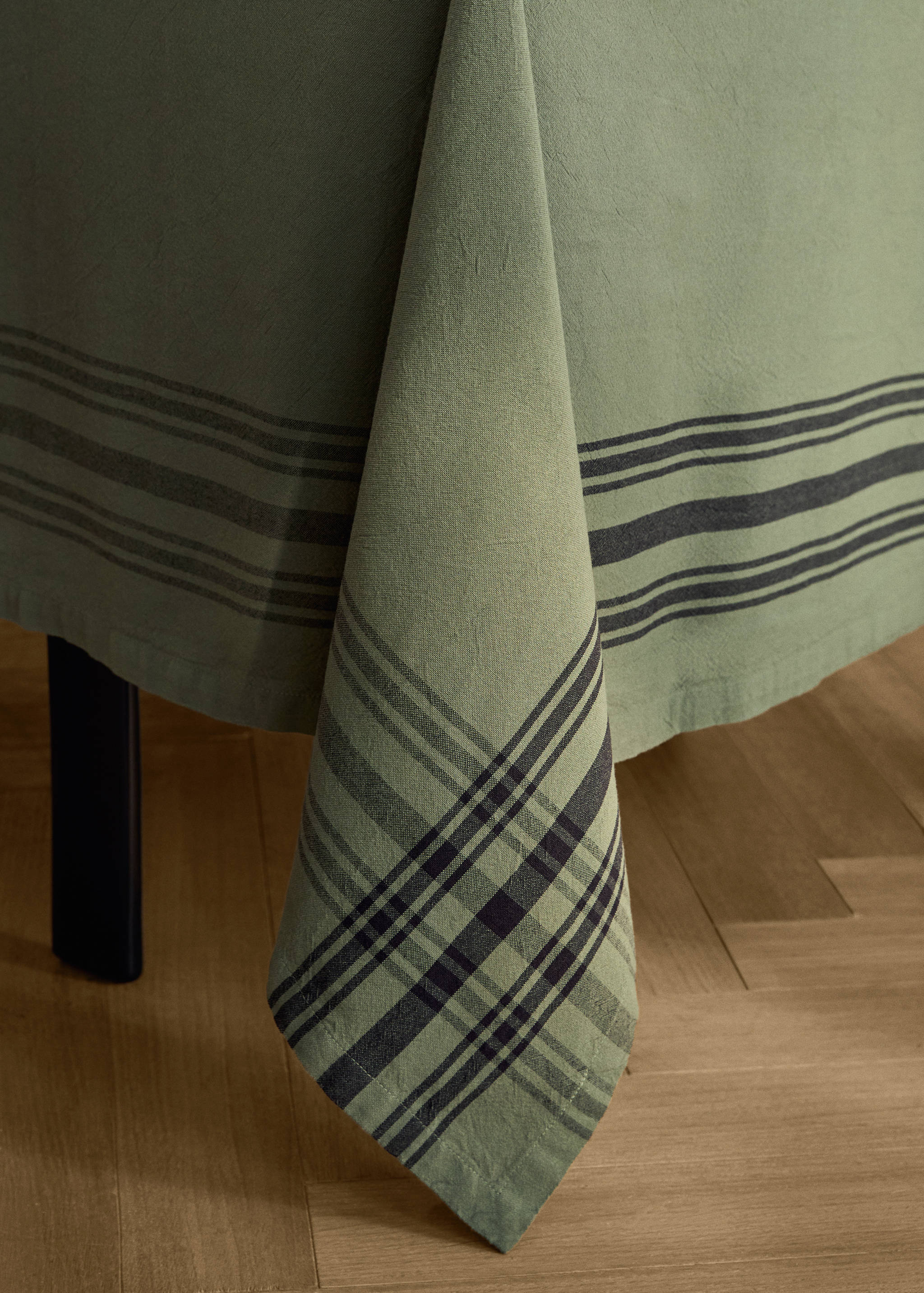 Cotton striped tablecloth for 6 to 8 diners - Details of the article 8