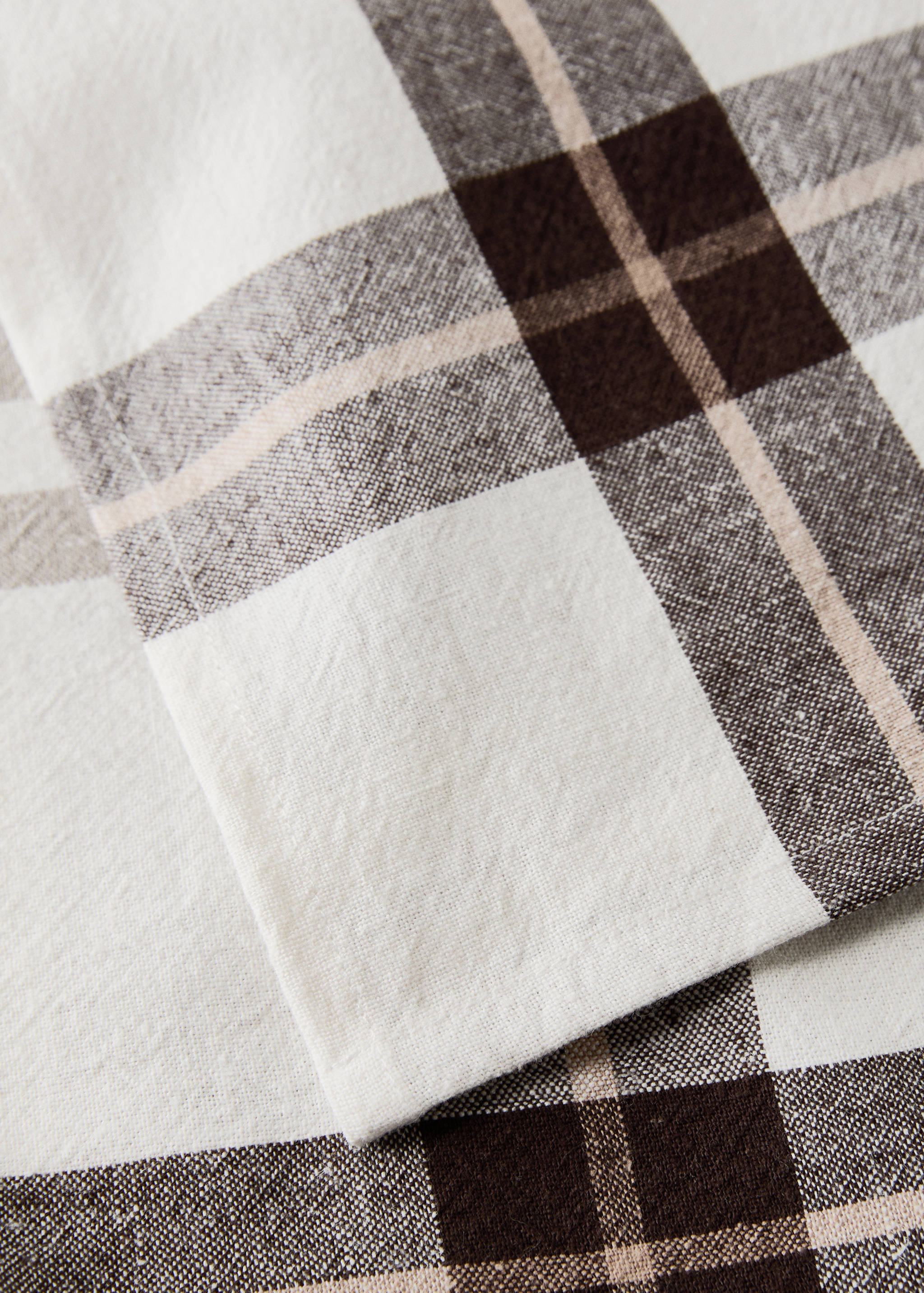 Cotton linen check tablecloth for 2 to 4 diners - Details of the article 1