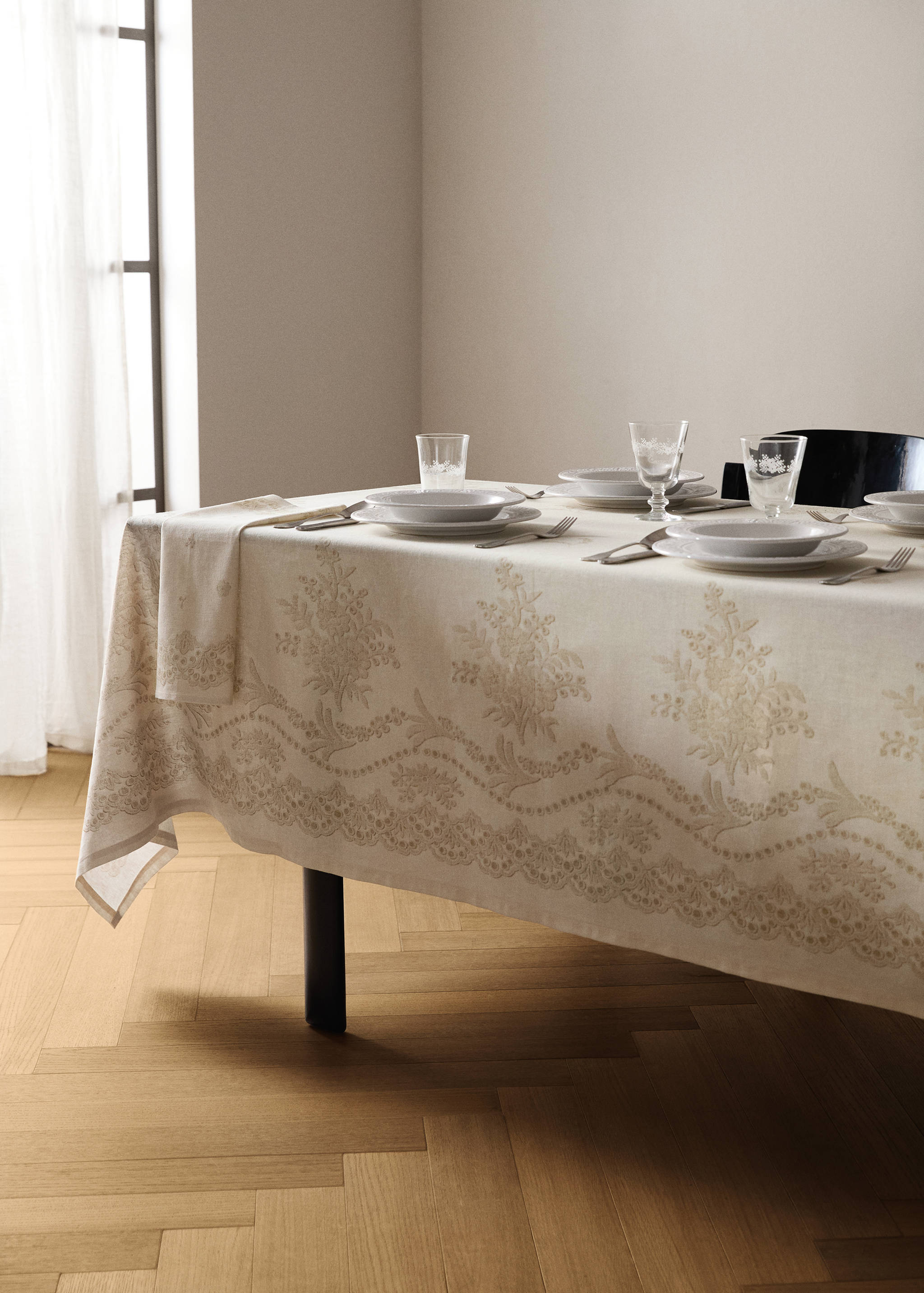 Cotton linen tablecloth with floral design for 6 to 8 diners - General plane