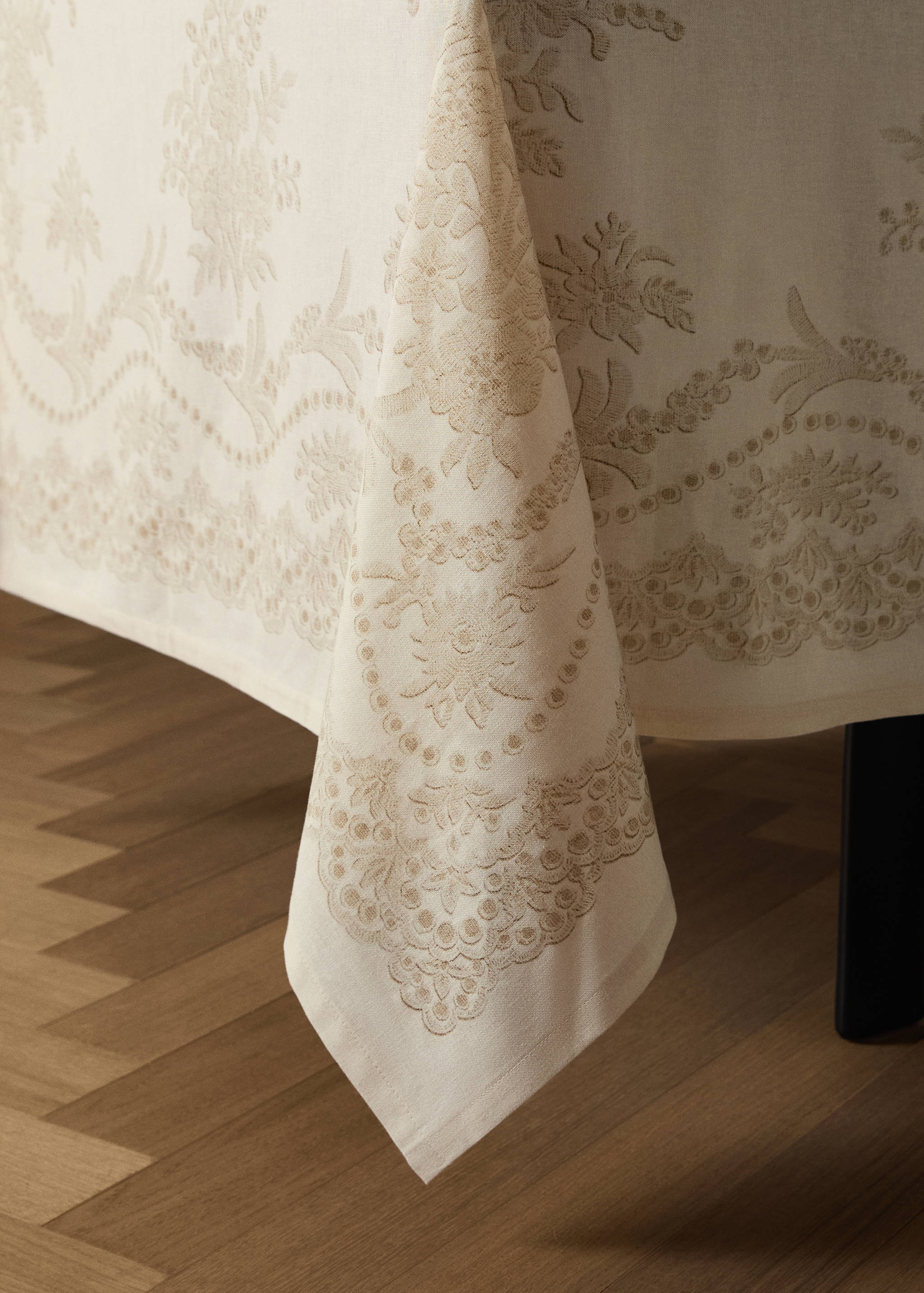 Cotton linen tablecloth with floral design for 6 to 8 diners - Details of the article 8