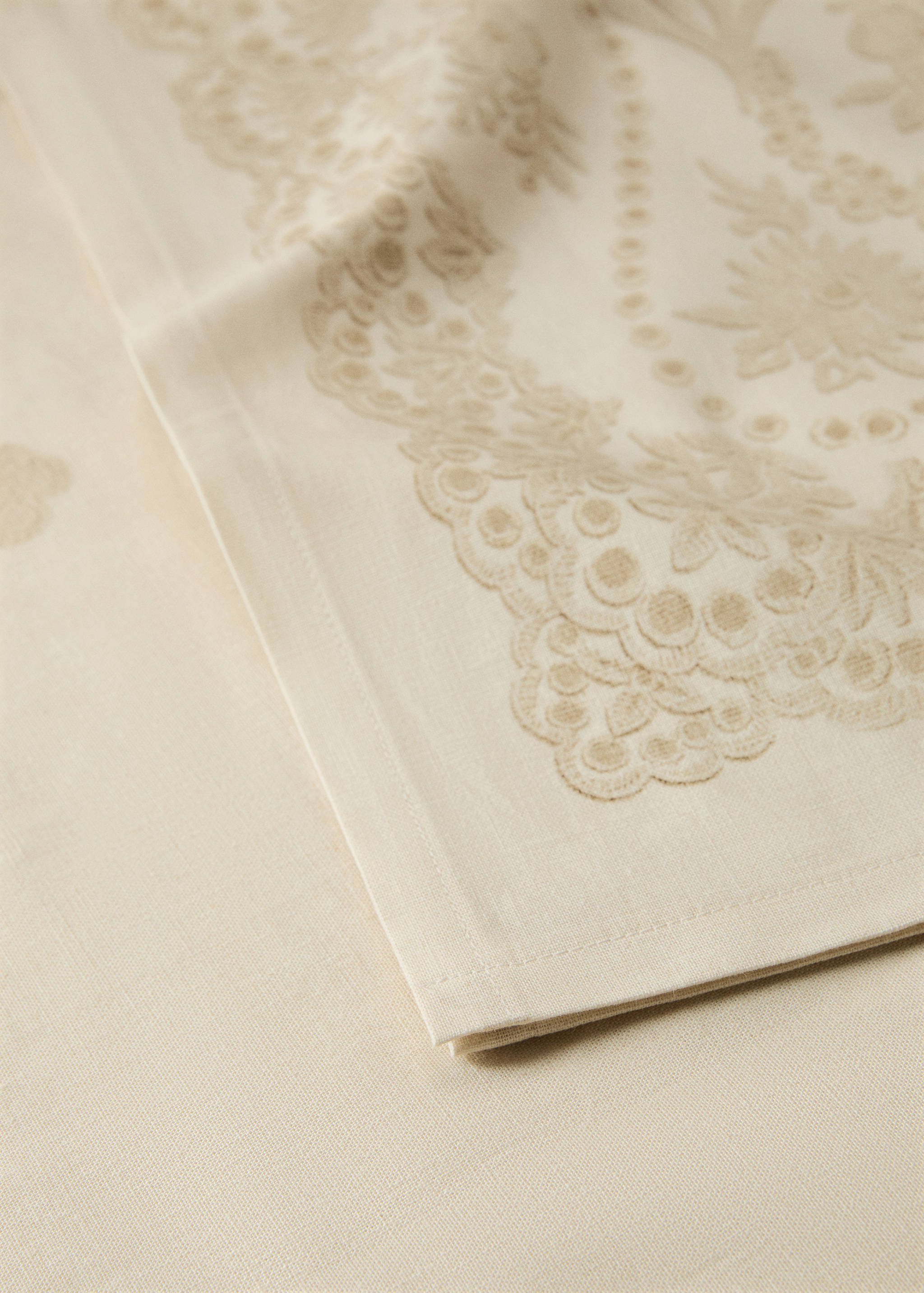 Cotton linen tablecloth with floral design for 6 to 8 diners - Details of the article 1