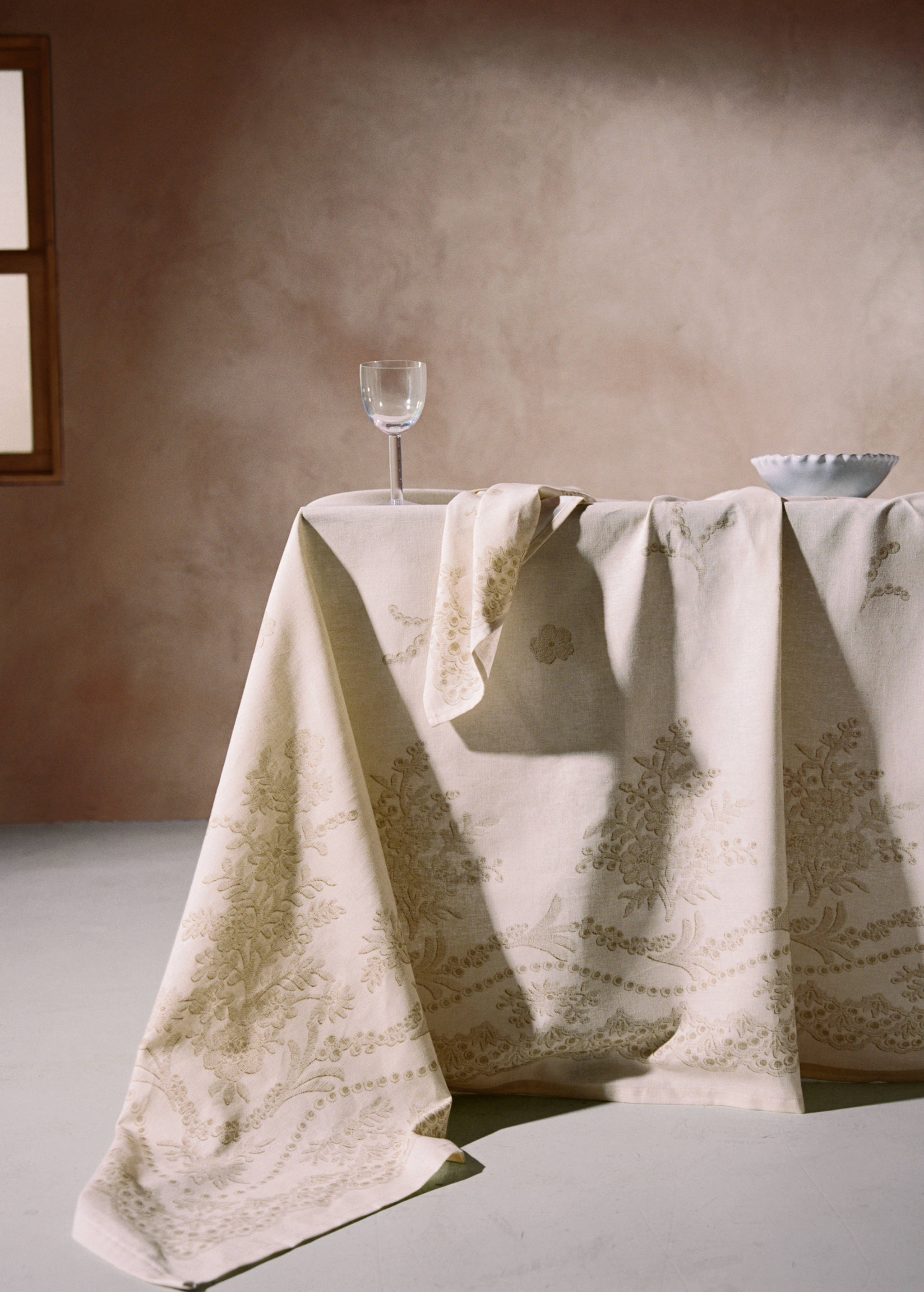Cotton linen tablecloth with floral design for 6 to 8 diners - Details of the article 6