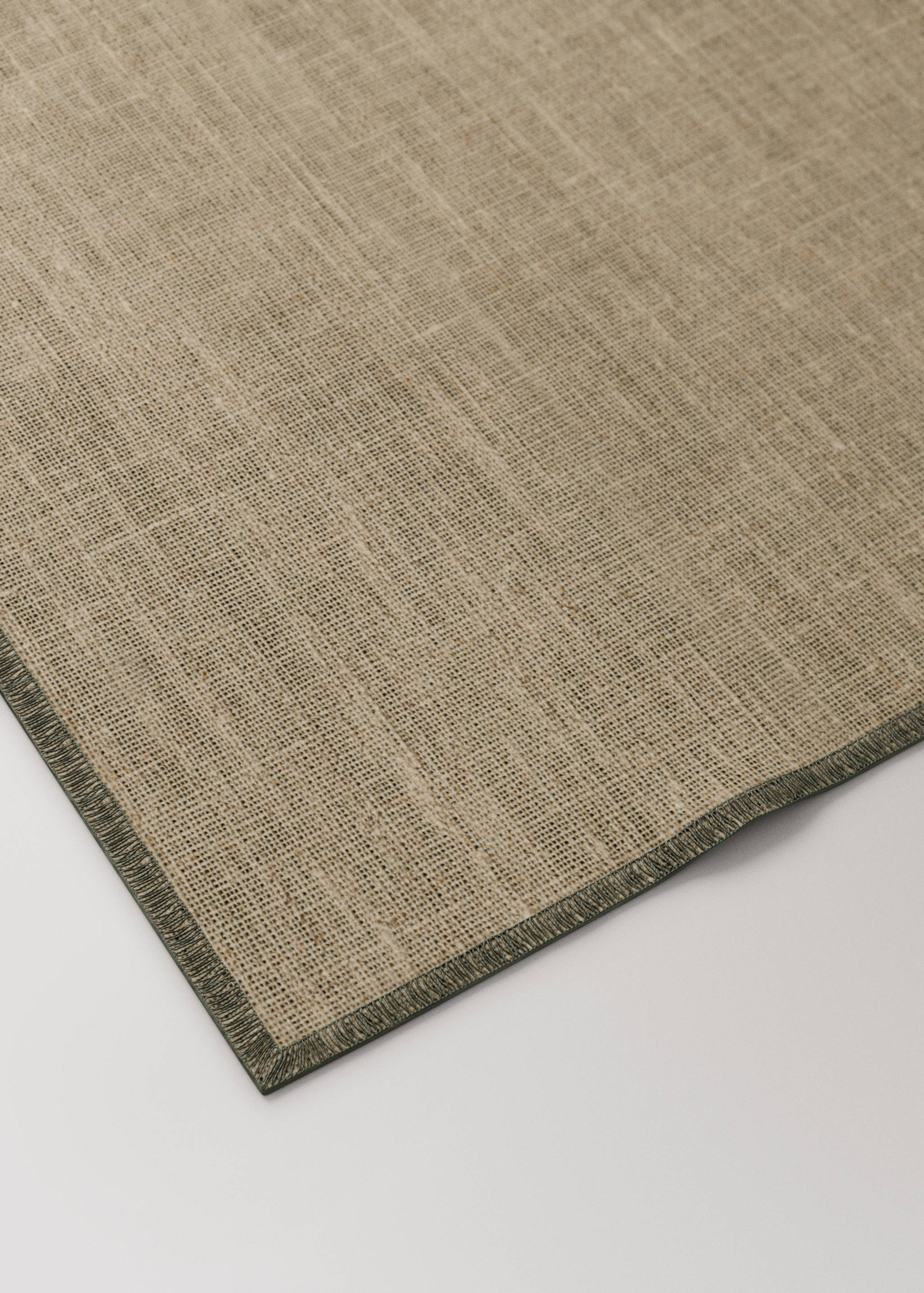 Resin-coated linen placemat with contrasting overlock - Details of the article 1